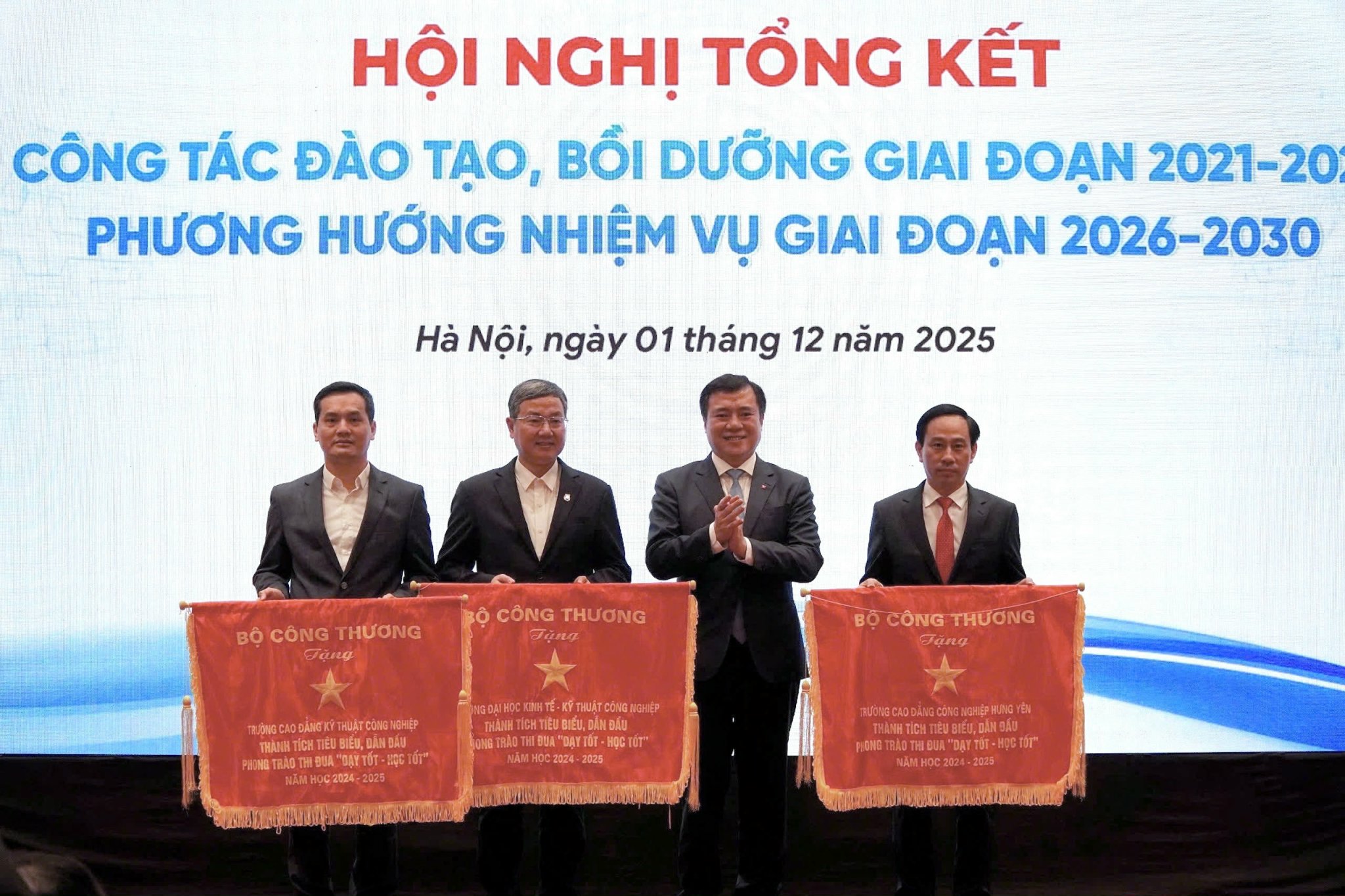 Vinh danh nhiều cá nhân, tập thể xuất sắc trong công tác đào tạo ngành Công Thương