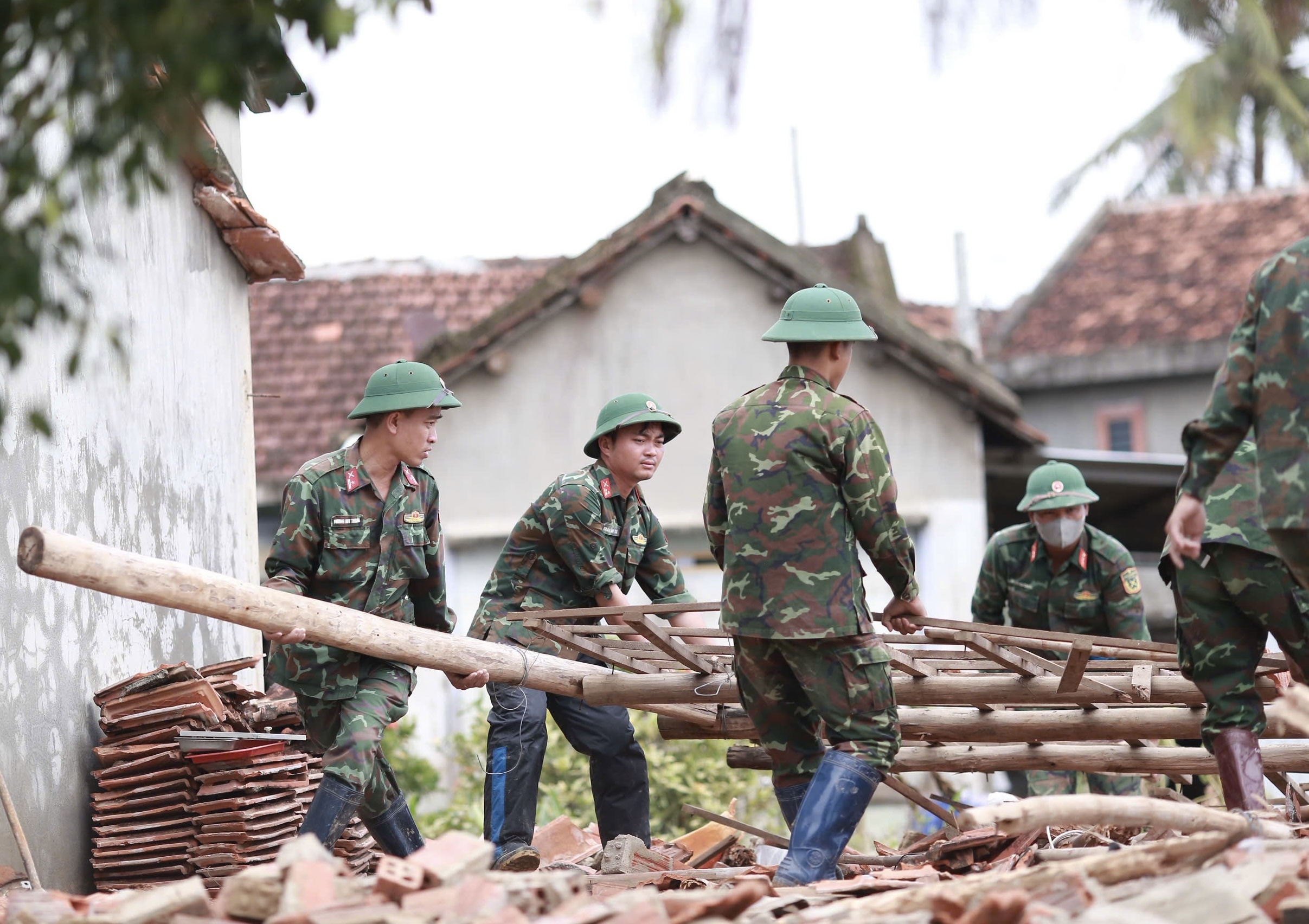 Giữa thiên tai, nghĩa tình quân dân thành điểm tựa