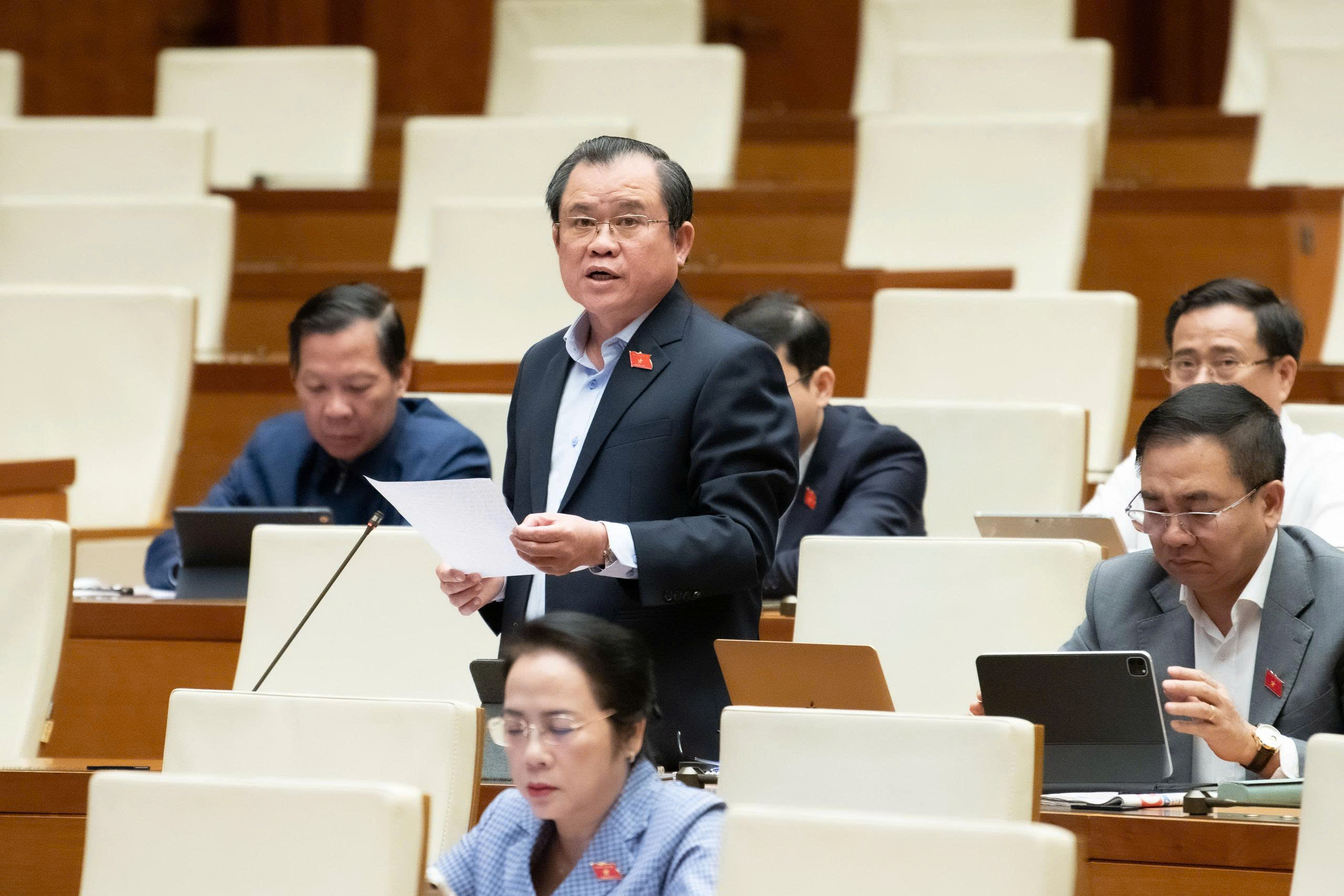 Đại biểu đồng tình tăng mức hưởng bảo hiểm y tế cho các nhóm yếu thế