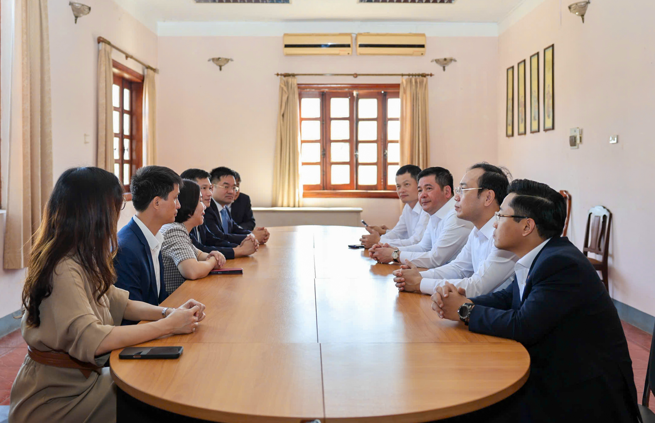 Bộ trưởng Nguyễn Hồng Diên làm việc với Thương vụ Việt Nam tại Lào