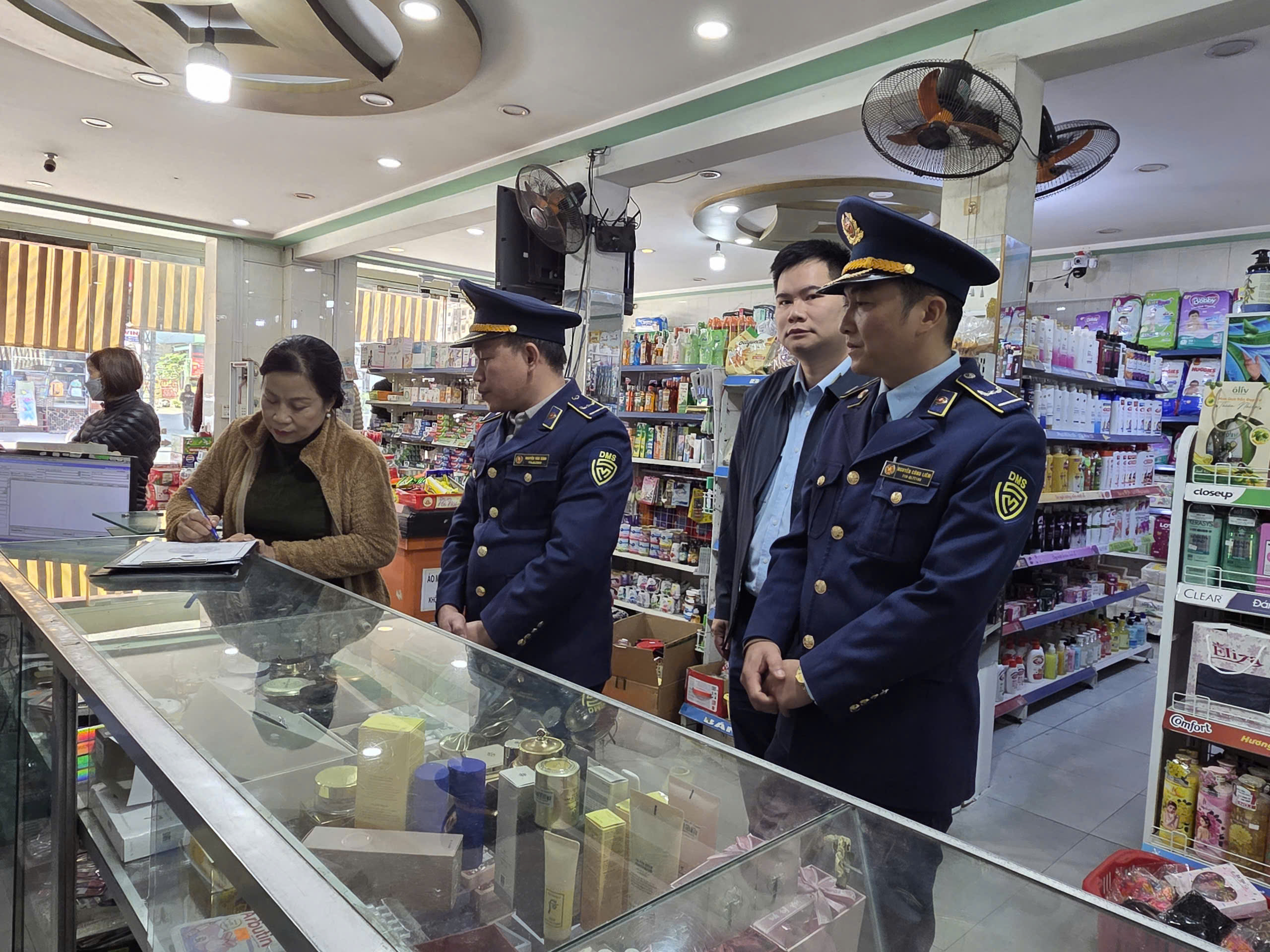 Tuyên Quang: Đội Quản lý thị trường số 8 kết hợp tuyên truyên và xử lý