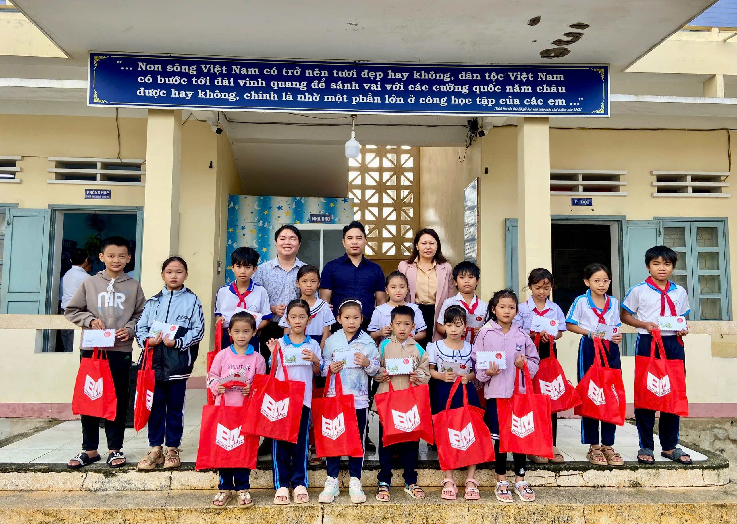 500 phần quà đến với học sinh vùng bão lũ Gia Lai