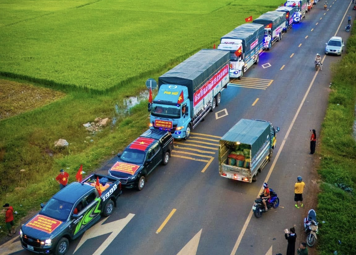 Những dòng xe nối dài và tinh thần tương thân, tương ái của cộng đồng