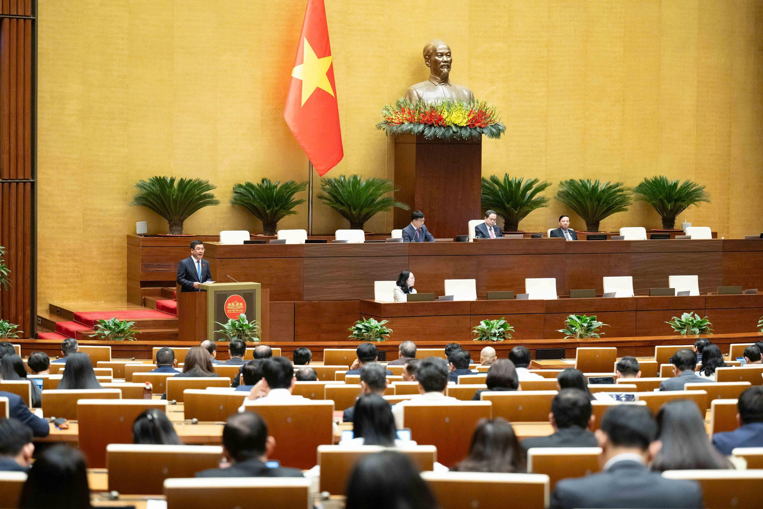 Ngày 8/12, Quốc hội thảo luận ở hội trường về chính sách năng lượng