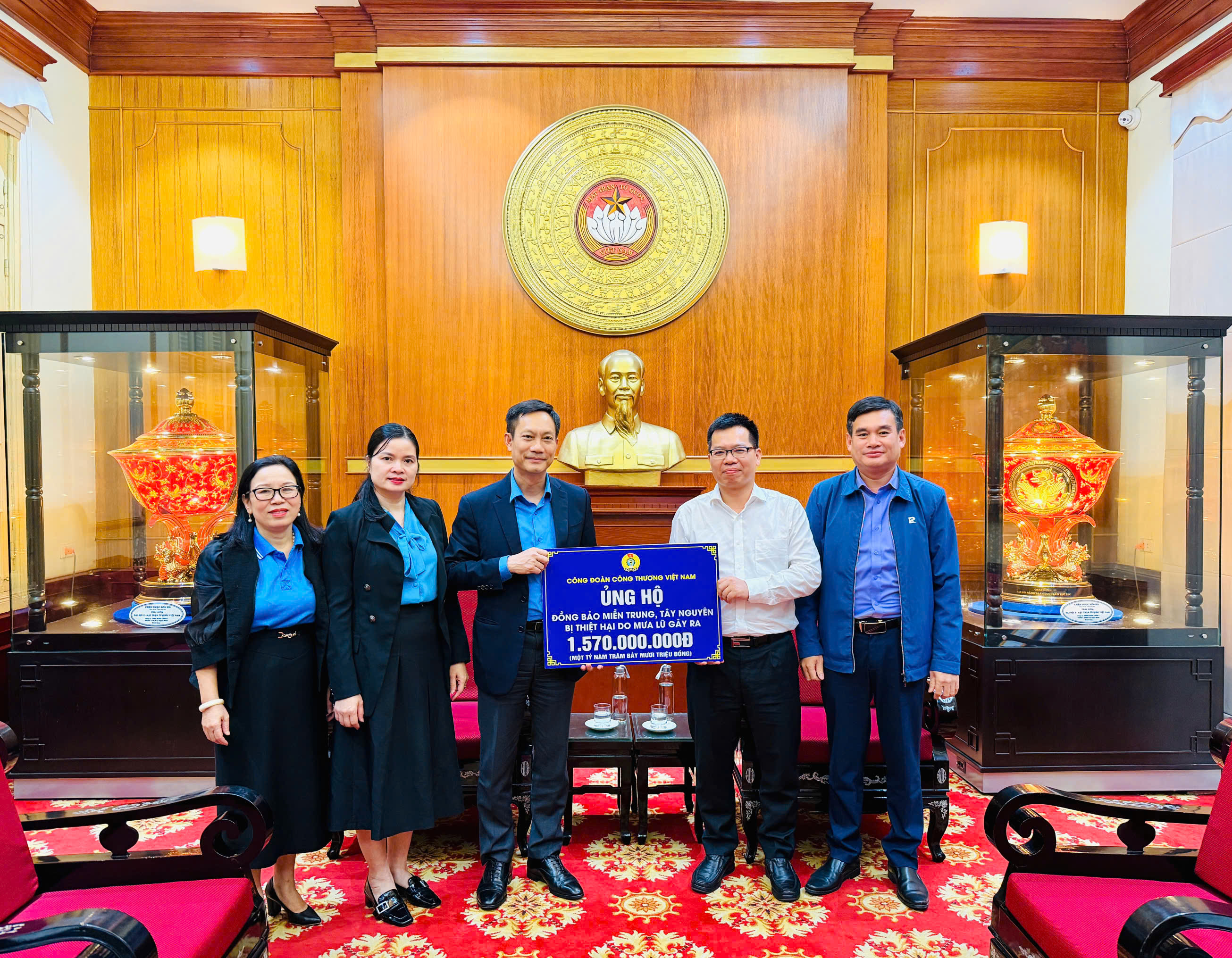 Công đoàn Công Thương Việt Nam ủng hộ đồng bào vùng lũ 1,57 tỷ đồng 