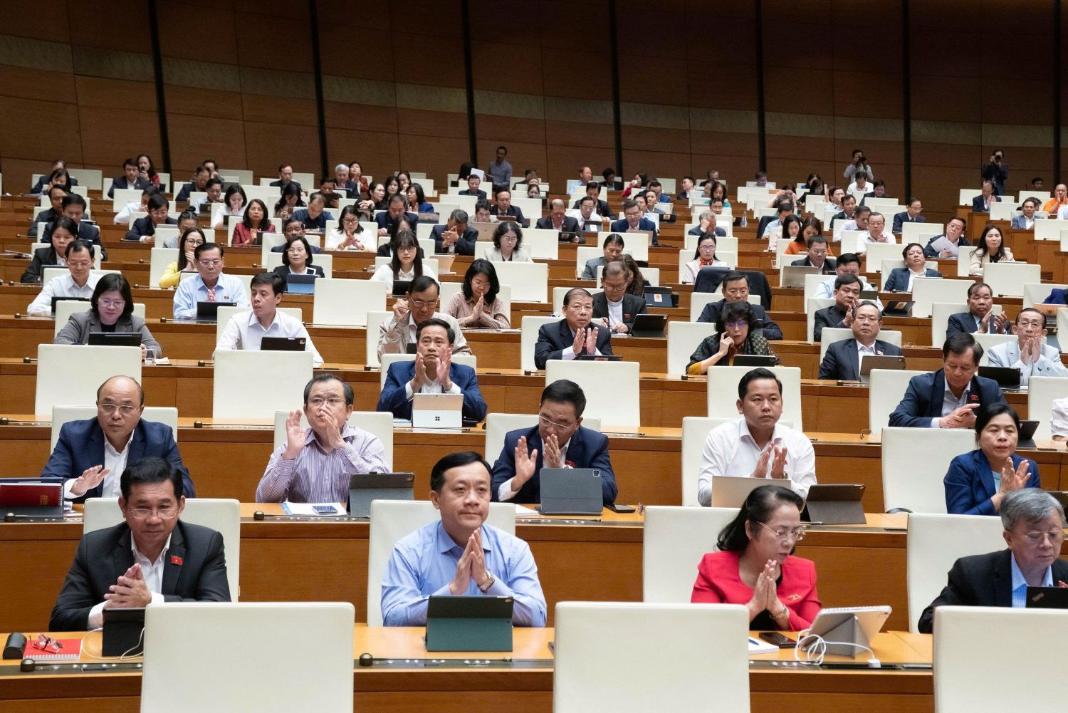 Quốc hội thông qua luật, nghị quyết về điều ước quốc tế và hội nhập quốc tế