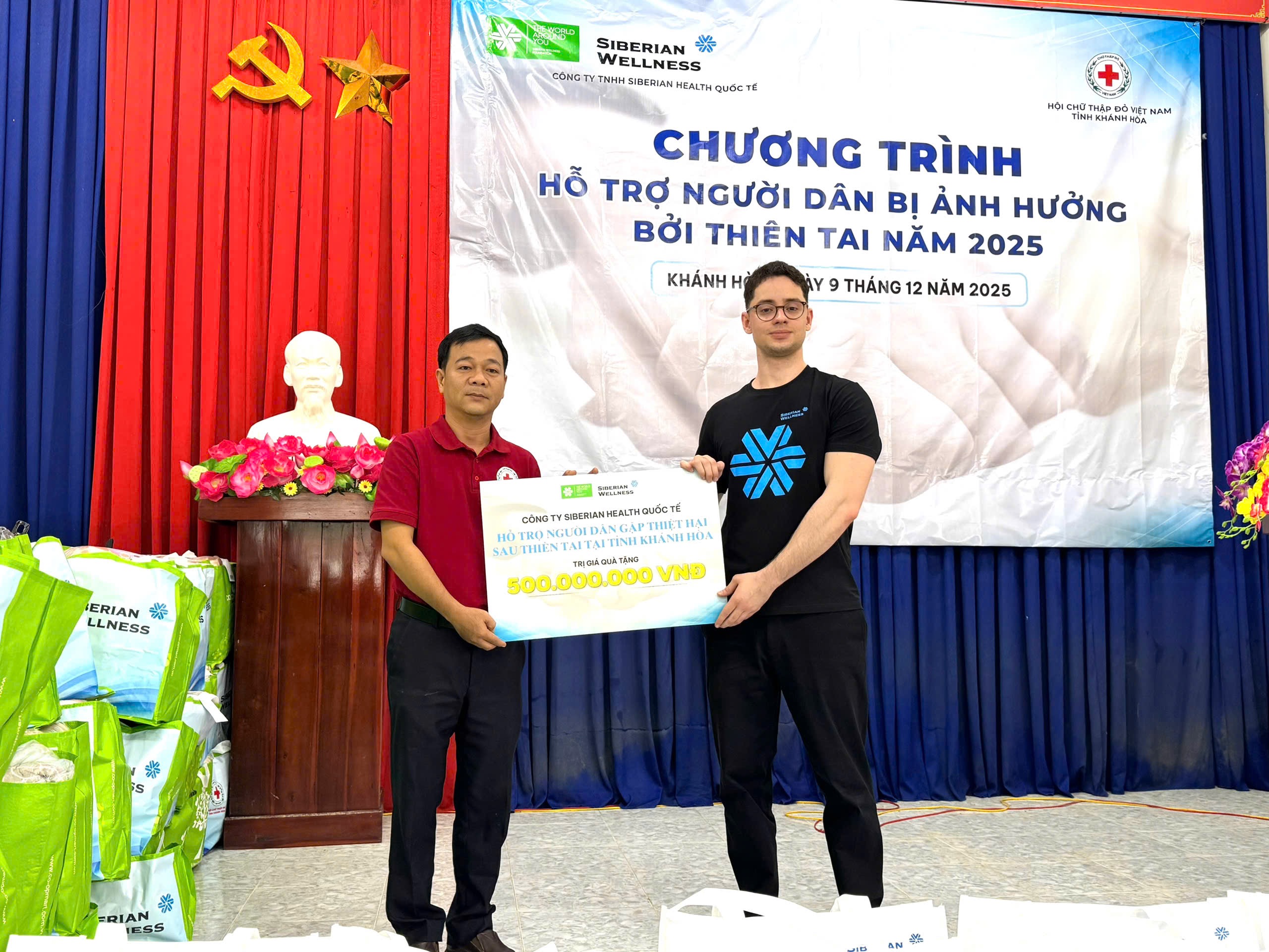 Siberian Wellness tặng quà hỗ trợ người dân Khánh Hòa sau mưa lũ