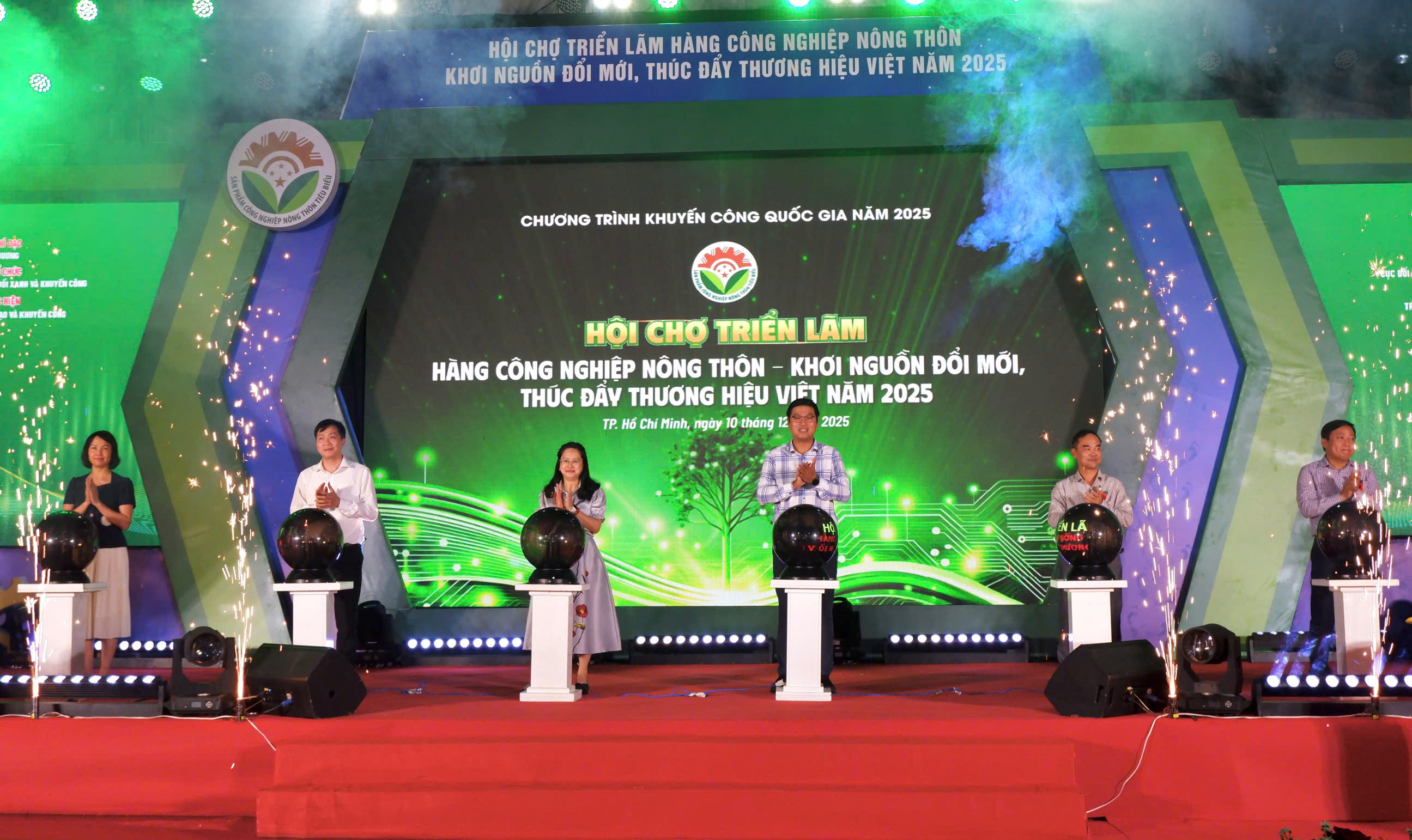 Mang công nghệ thực tế ảo giới thiệu hàng công nghiệp nông thôn