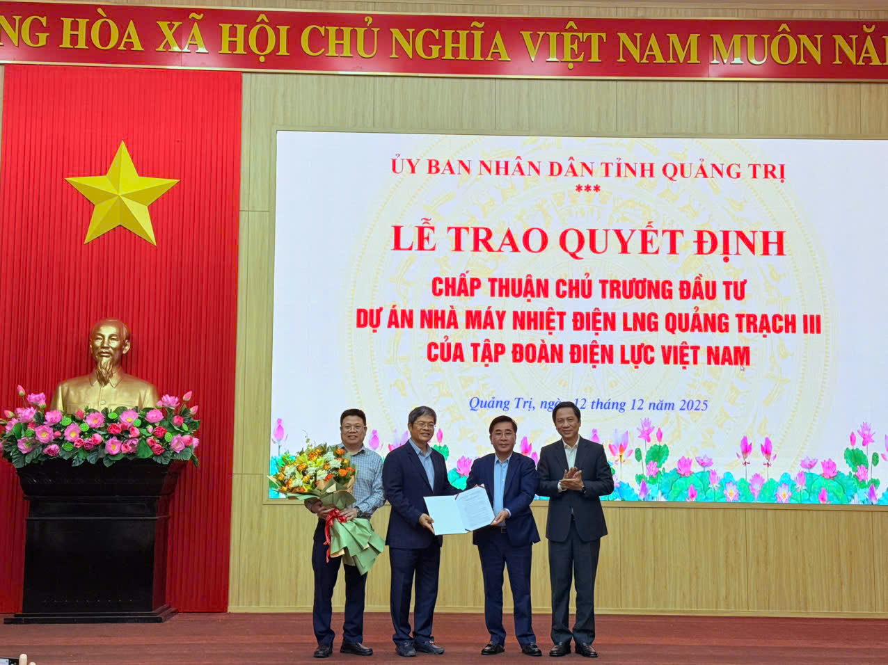 Trao quyết định chủ trương đầu tư Dự án Nhà máy Nhiệt điện LNG Quảng Trạch III