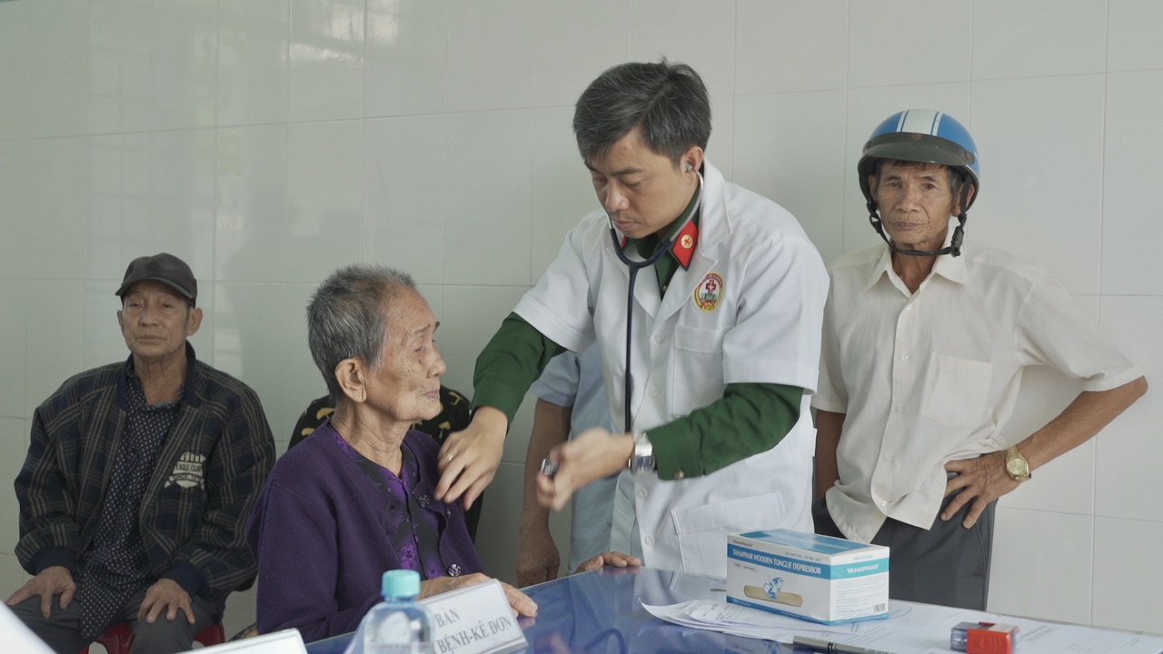 Gia Lai: Vòng tay quân y tiếp sức người dân vùng thiên tai