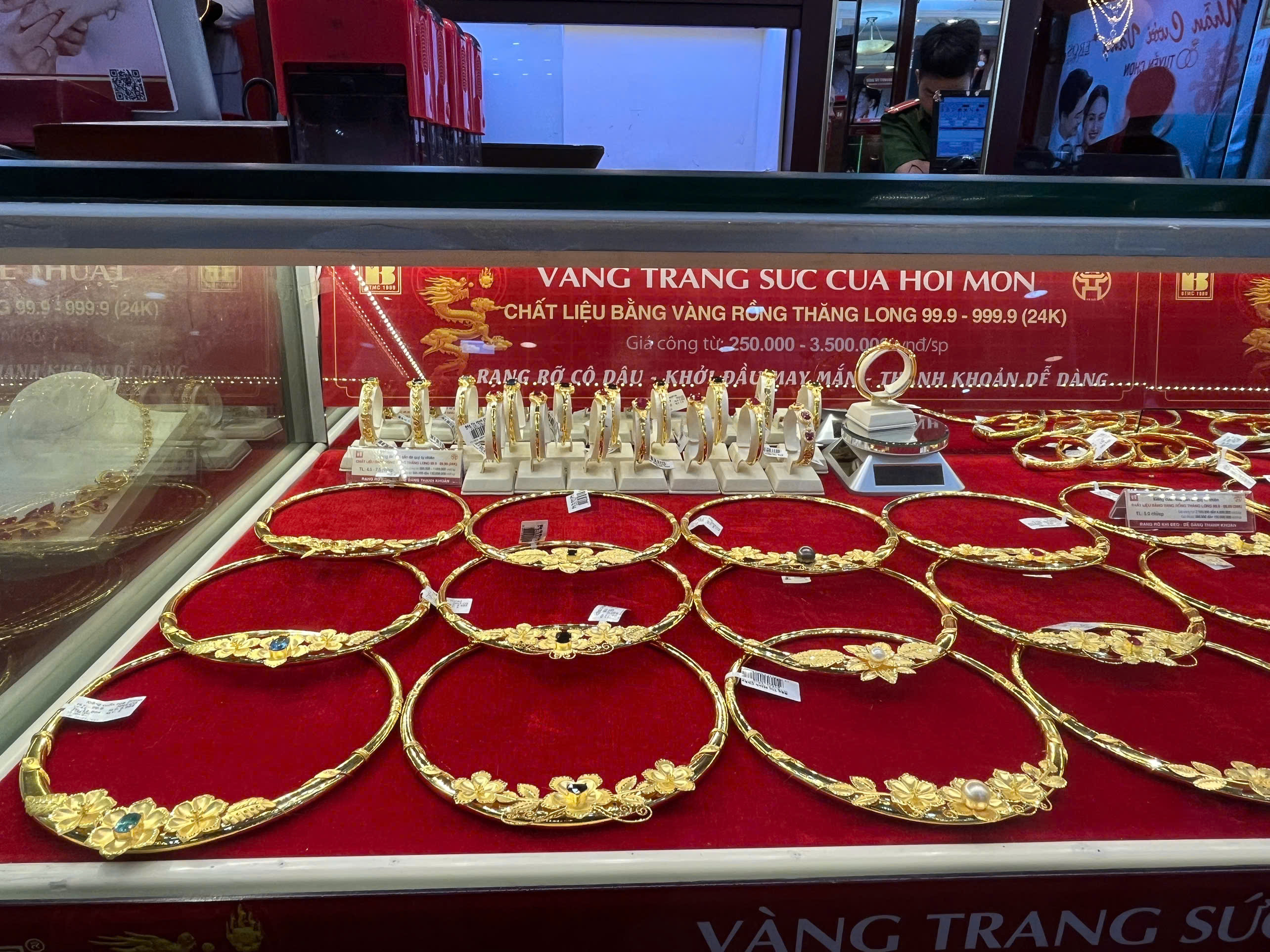 Giá vàng hôm nay 15/12/2025: Chuyên gia dự báo tuần mới ra sao?