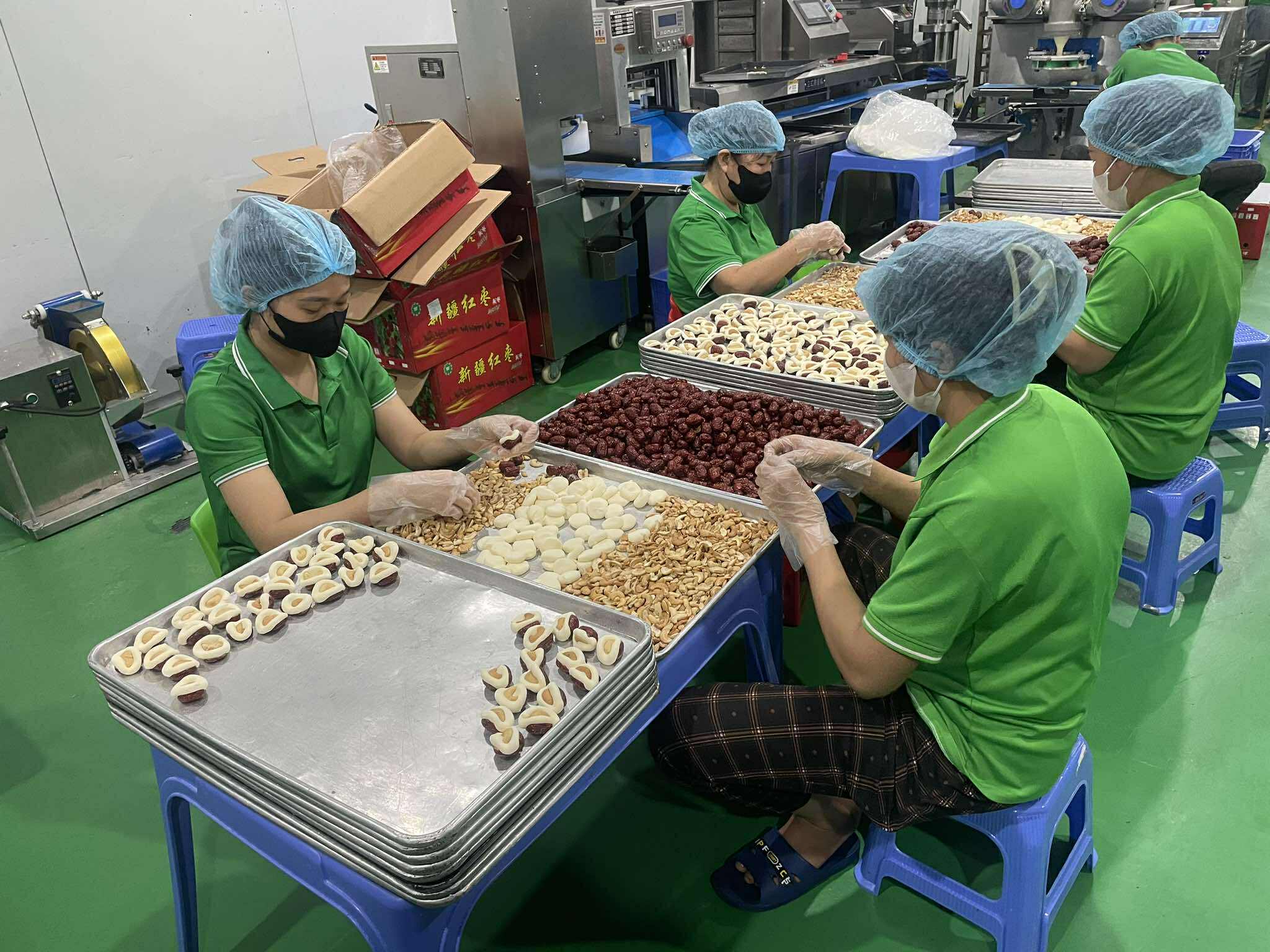 Hà Nội yêu cầu đẩy mạnh sản xuất, ổn định thị trường dịp Tết 