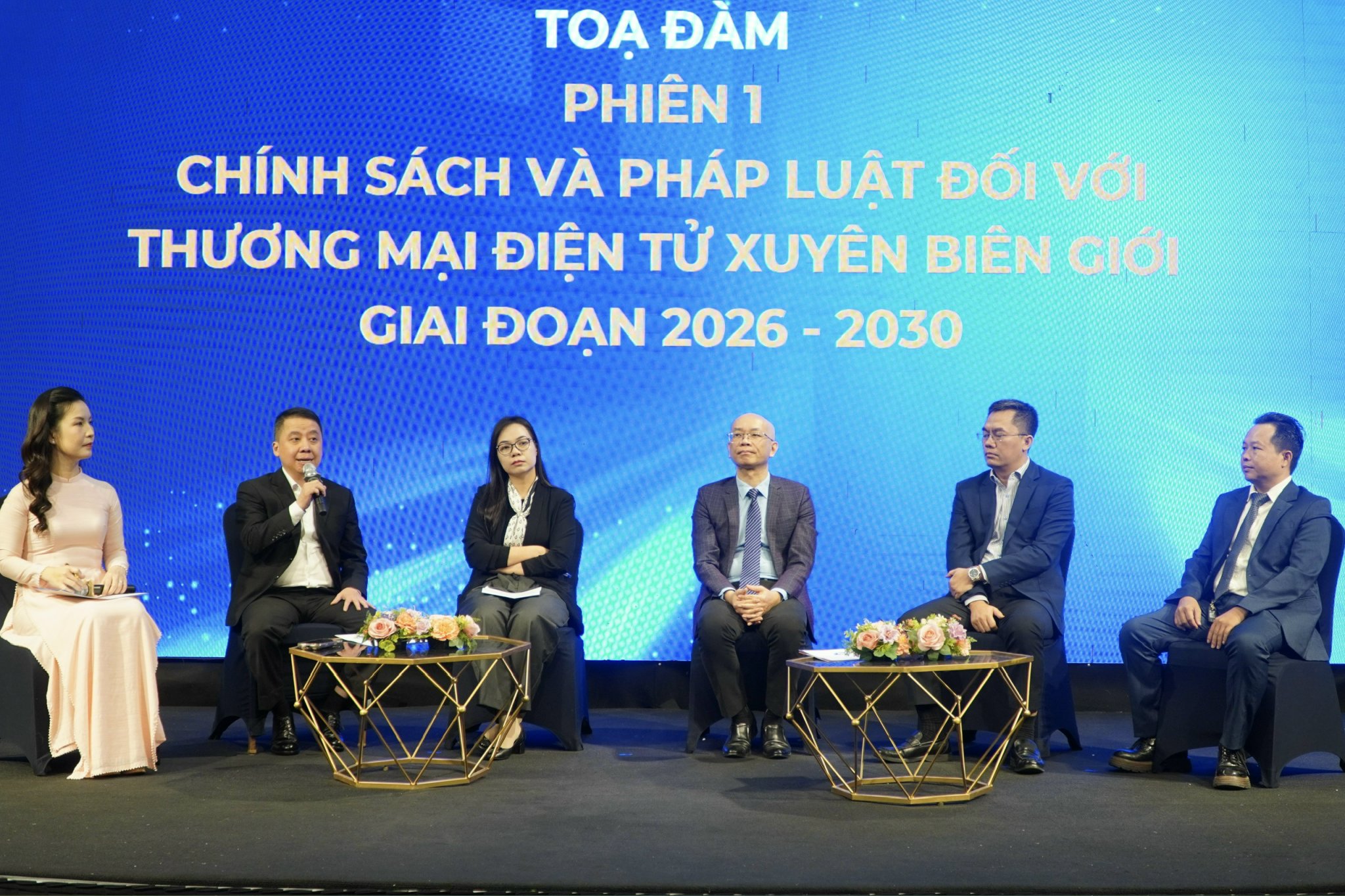 Phát triển logistics và hạ tầng cho thương mại điện tử xuyên biên giới