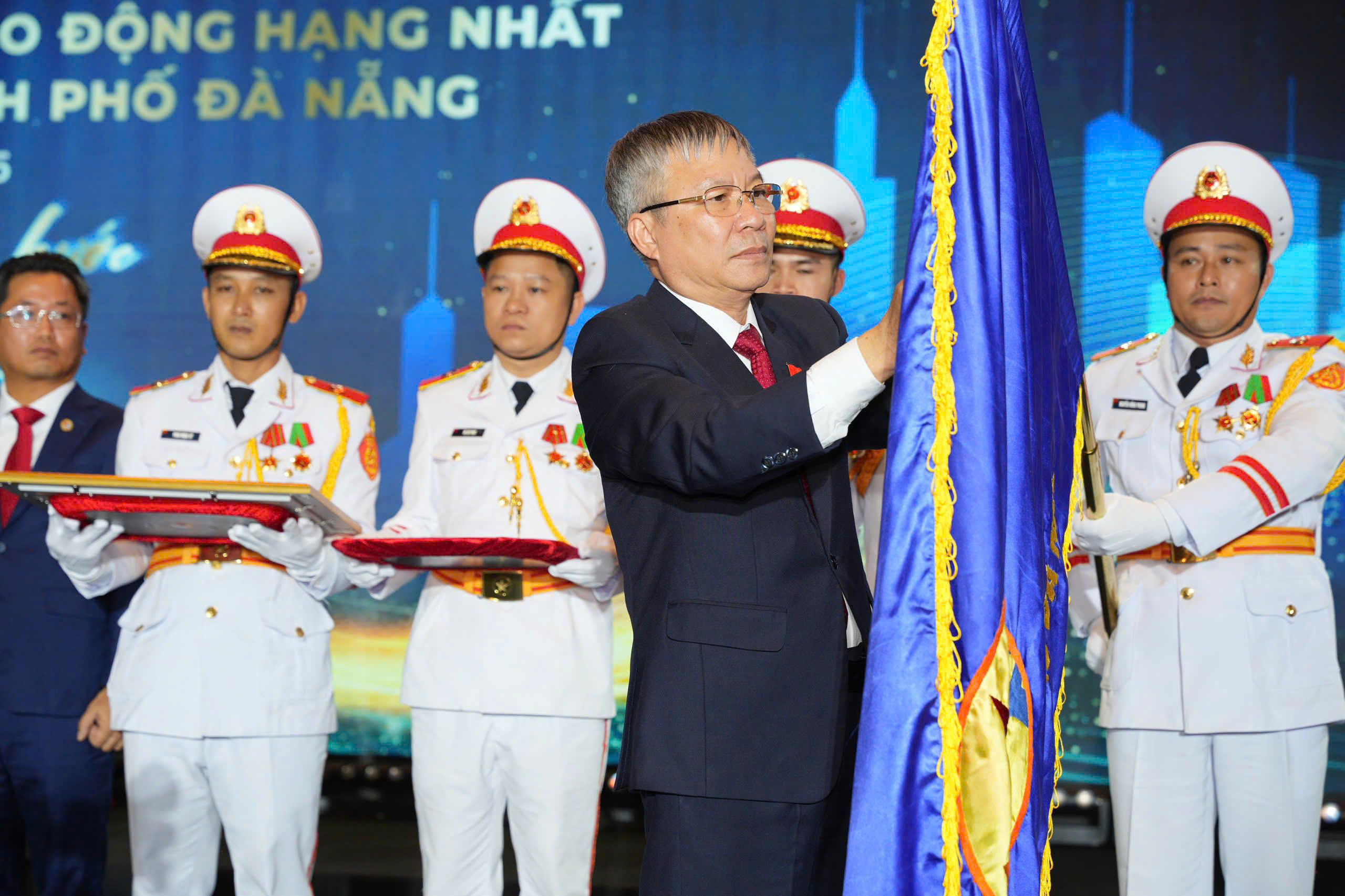 Hội Doanh nhân trẻ Đà Nẵng đón nhận Huân chương Lao động hạng Nhất