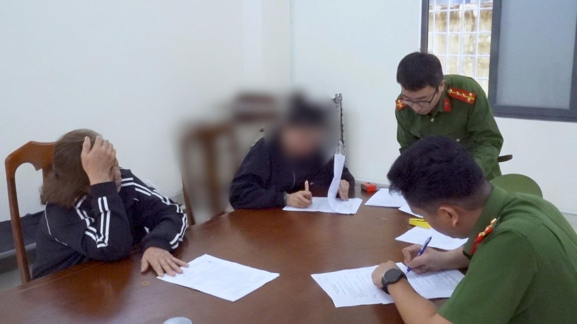 Khởi tố 2 đối tượng vận chuyển trái phép hơn 2,3 kg vàng qua sân bay