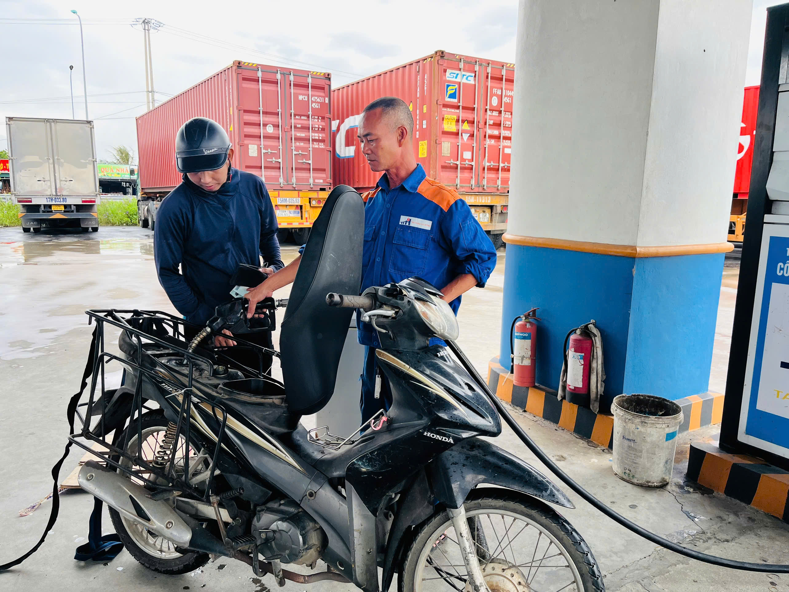 Giá xăng dầu hôm nay 22/12/2025: Tiếp tục tăng