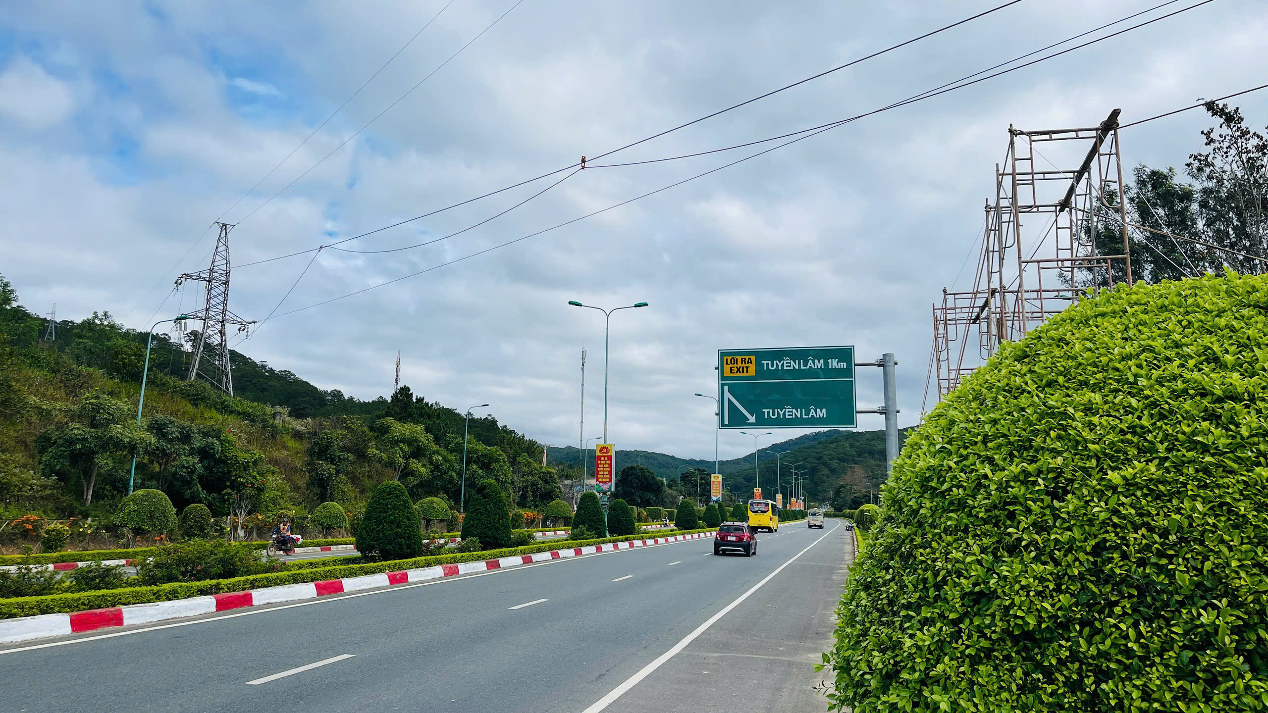 Khắc phục sự cố đường dây trung thế trên cao tốc Liên Khương – Prenn