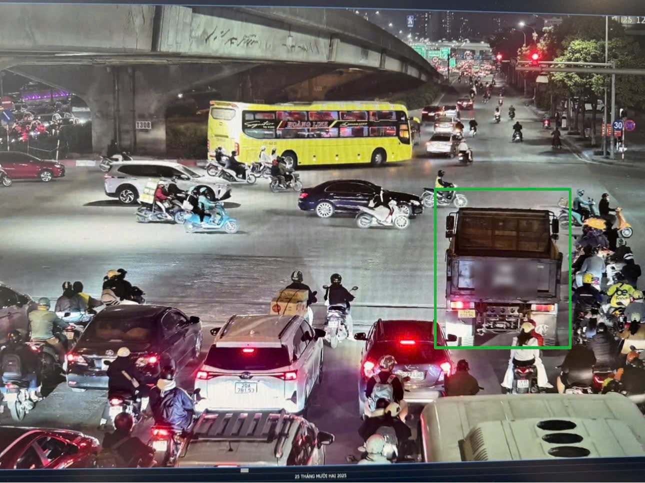 Hà Nội: Camera AI phát hiện loạt xe tải vi phạm giờ cao điểm