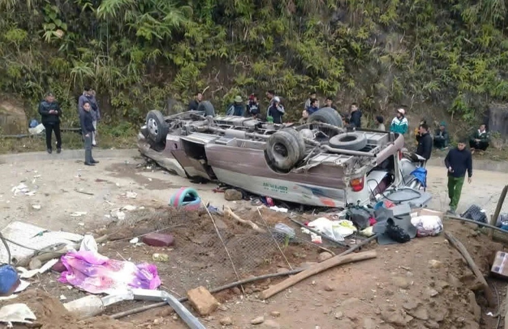 Lào Cai: Xe khách chở đoàn từ thiện bị lật, ít nhất 8 người tử vong