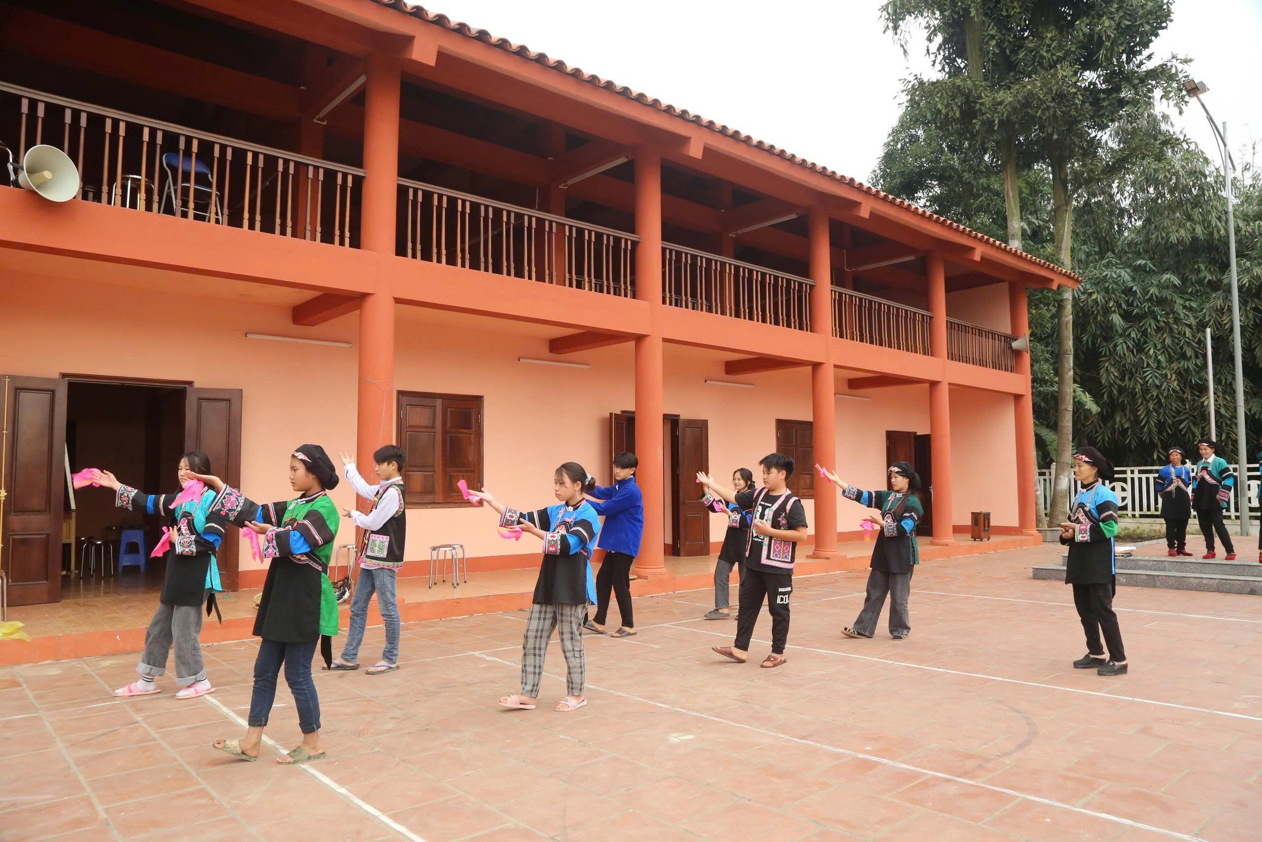 Người Bố Y ở Mường Khương chung sức xây dựng nông thôn mới