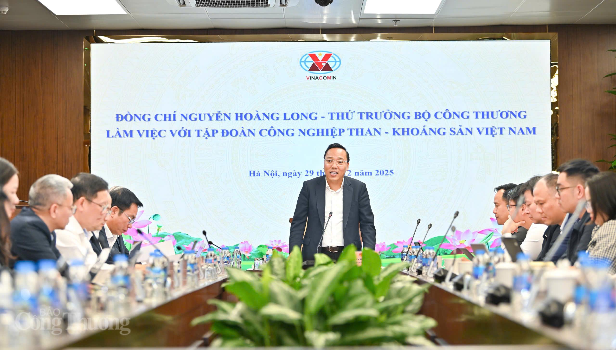 Thứ trưởng Nguyễn Hoàng Long làm việc với TKV