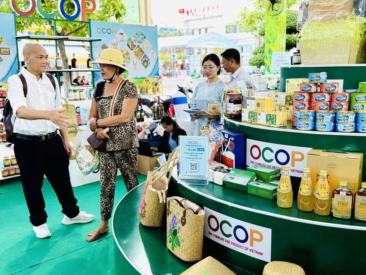 Số hóa bản sắc địa phương để không vô hình trên không gian số