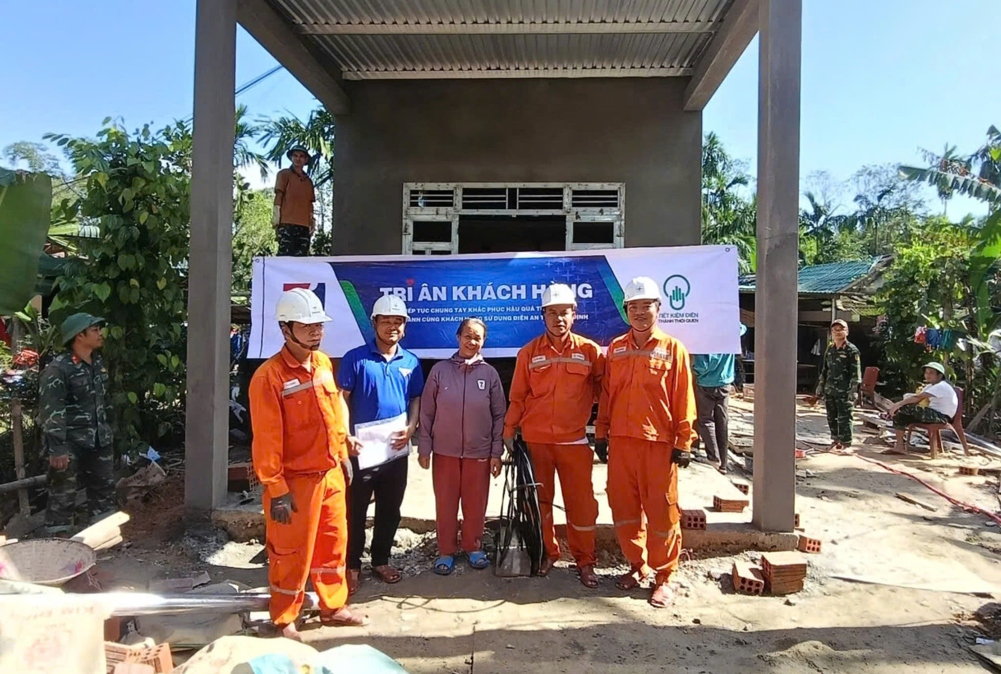 Điện lực Huế triển khai ‘Chiến dịch Quang Trung’: Khôi phục nhà đến đâu, điện có tới đó