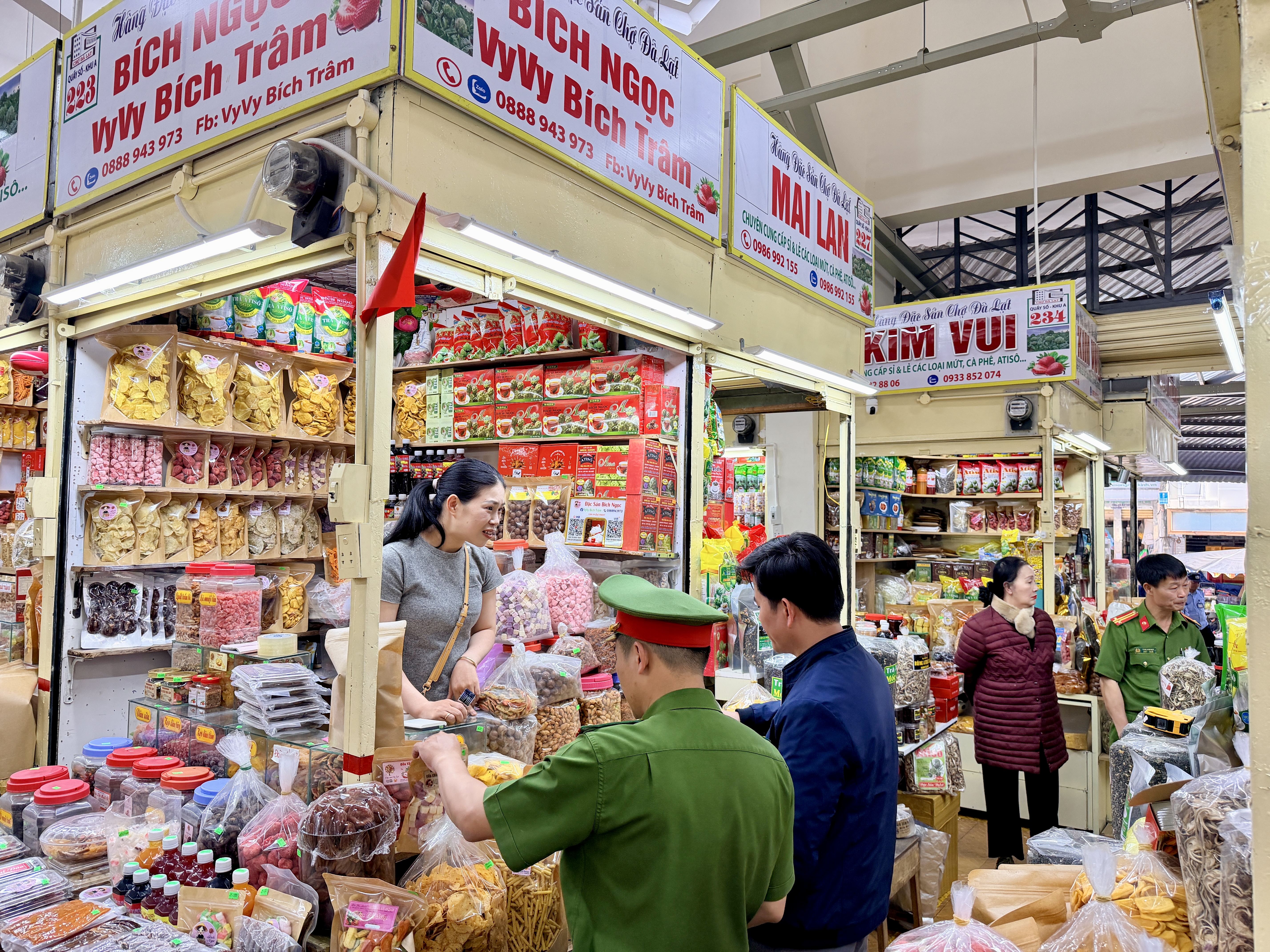 Kiểm tra đột xuất các quầy đặc sản ở chợ Đà Lạt