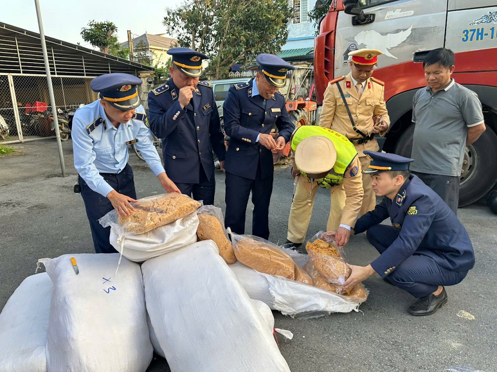 Hà Tĩnh: Phát hiện 300kg ruốc bông có mùi lạ trên đường đi tiêu thụ