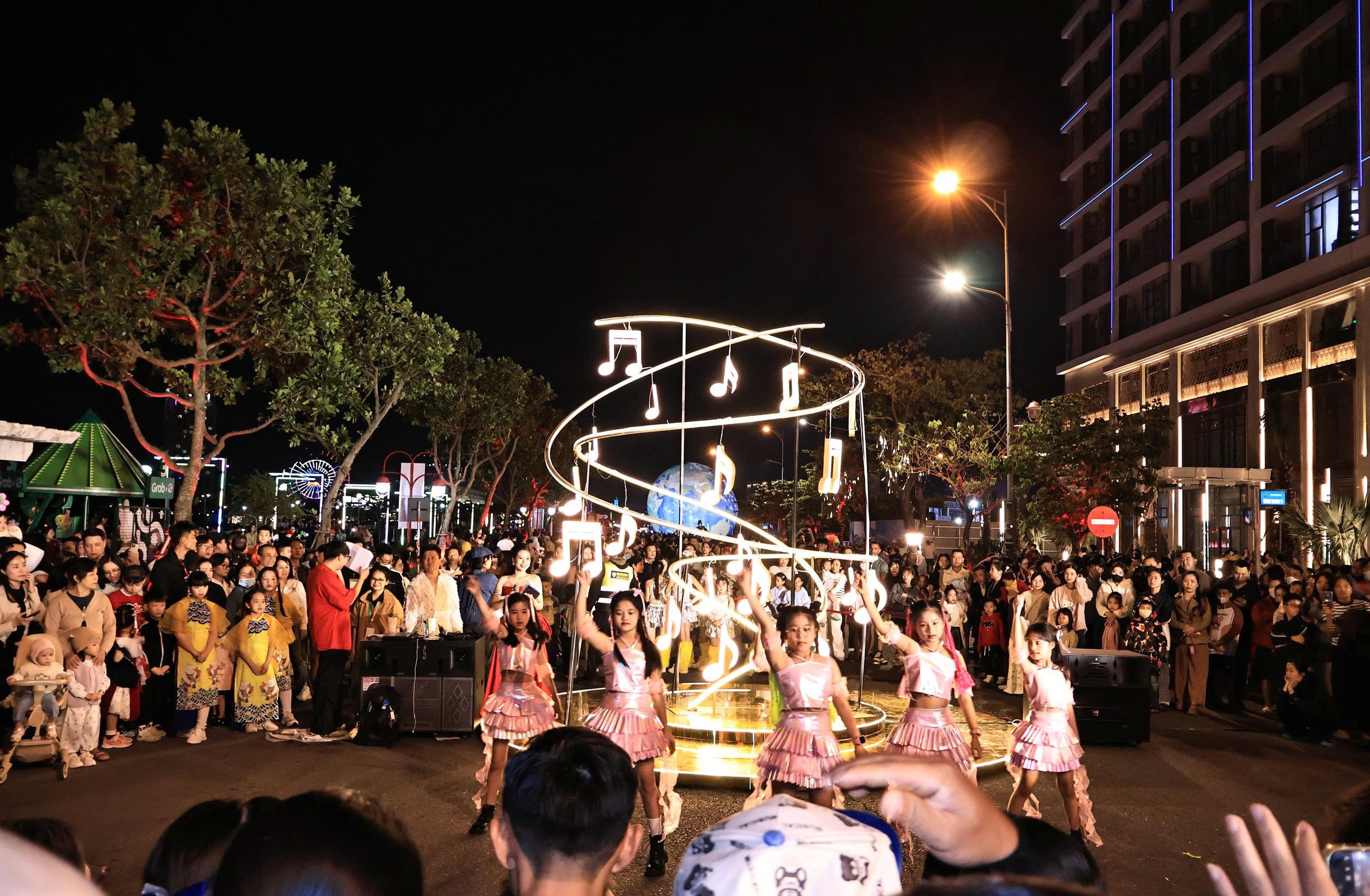 Hàng nghìn người dân và du khách Đà Nẵng đón chào năm mới 