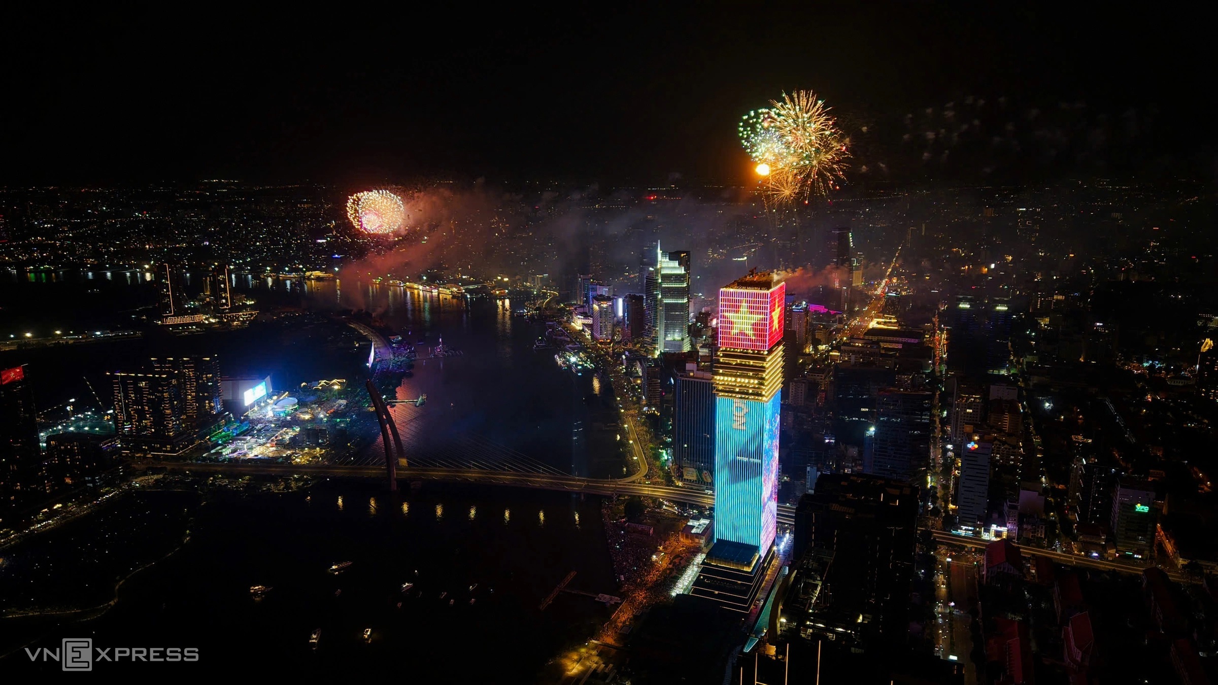 TP. Hồ Chí Minh rực rỡ đêm giao thừa, rộn ràng ngày đầu năm mới