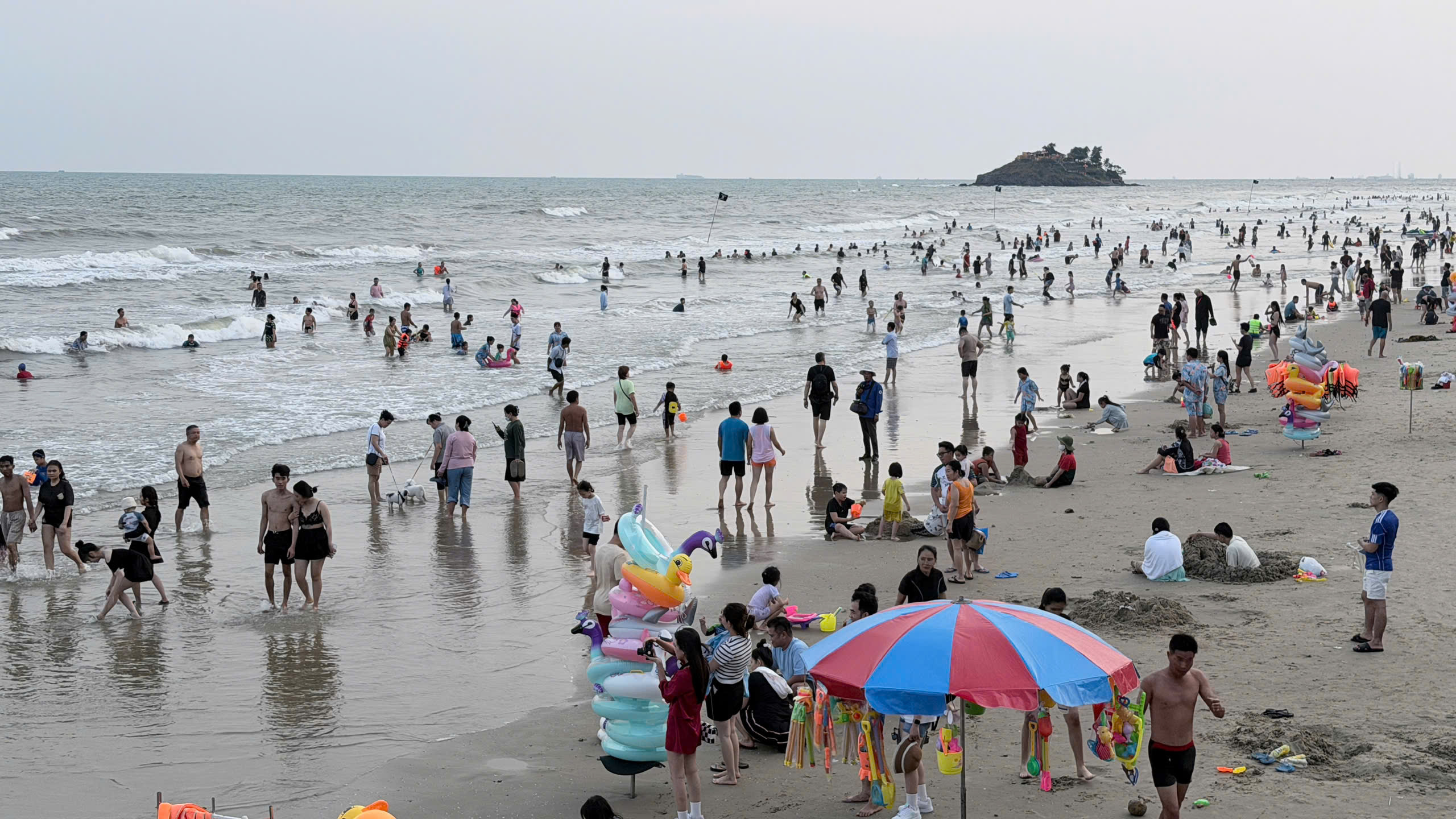 Vũng Tàu 'cháy phòng', biển đông đúc du khách ngày đầu năm