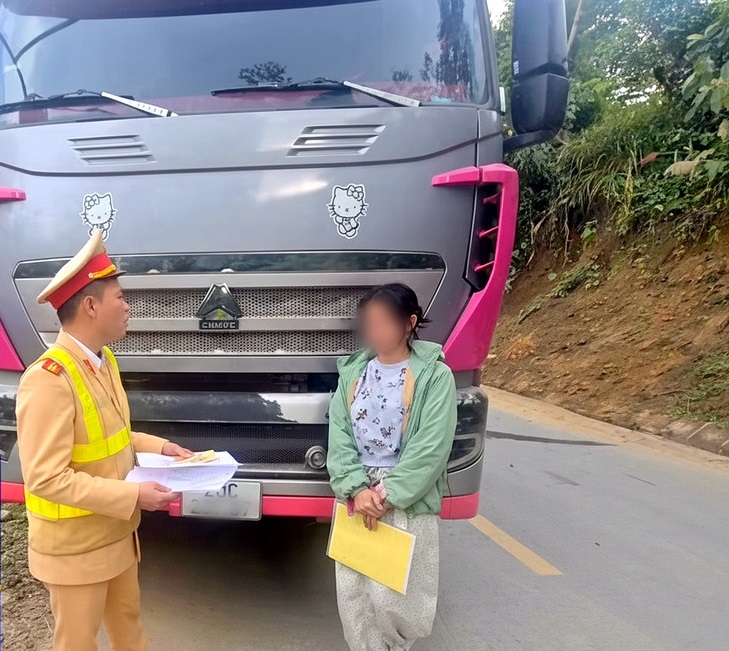 Dừng xe tranh luận giao thông, hot TikToker bị phạt