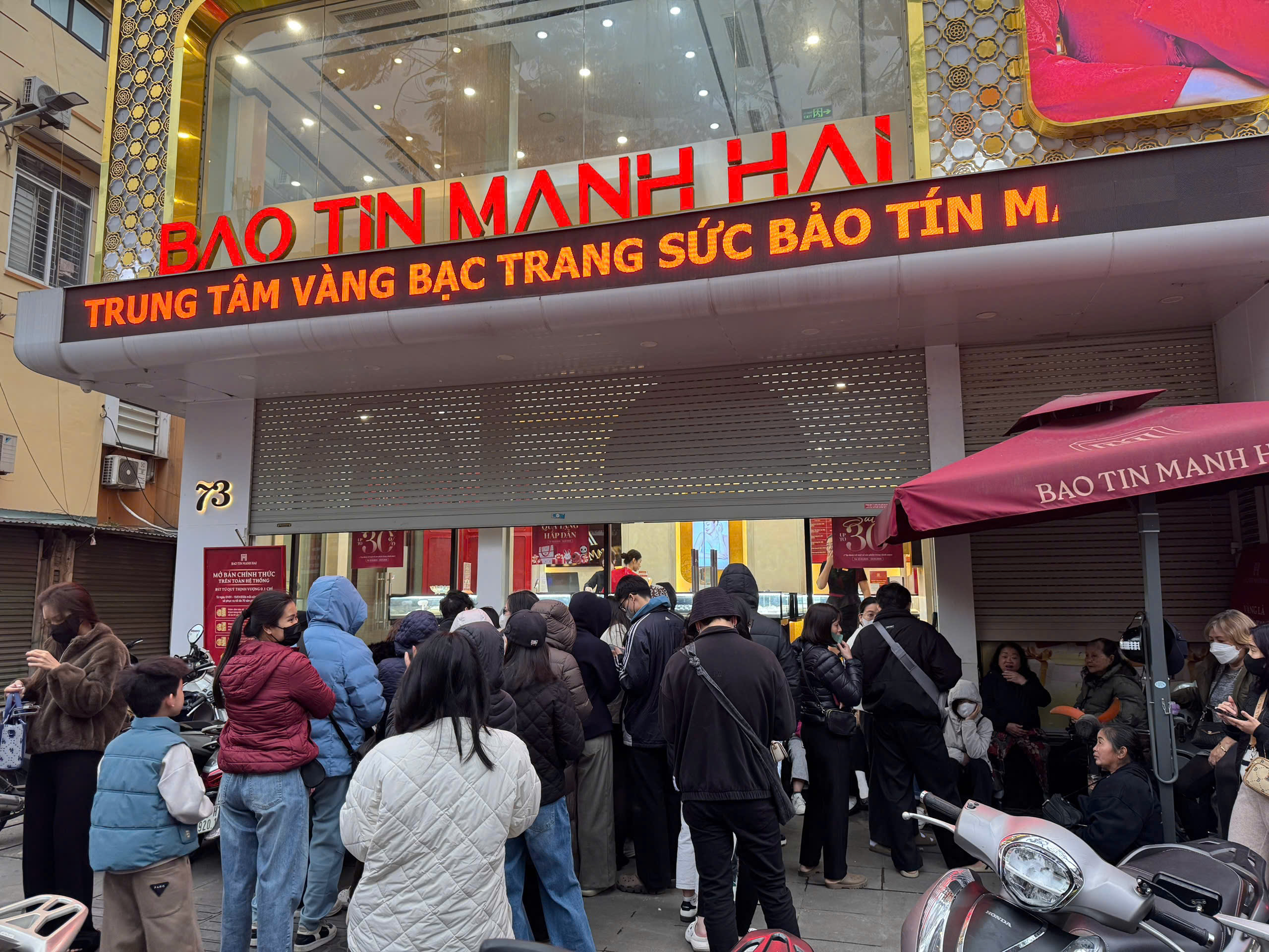 Người dân xếp hàng rước lộc vàng ngày đầu năm