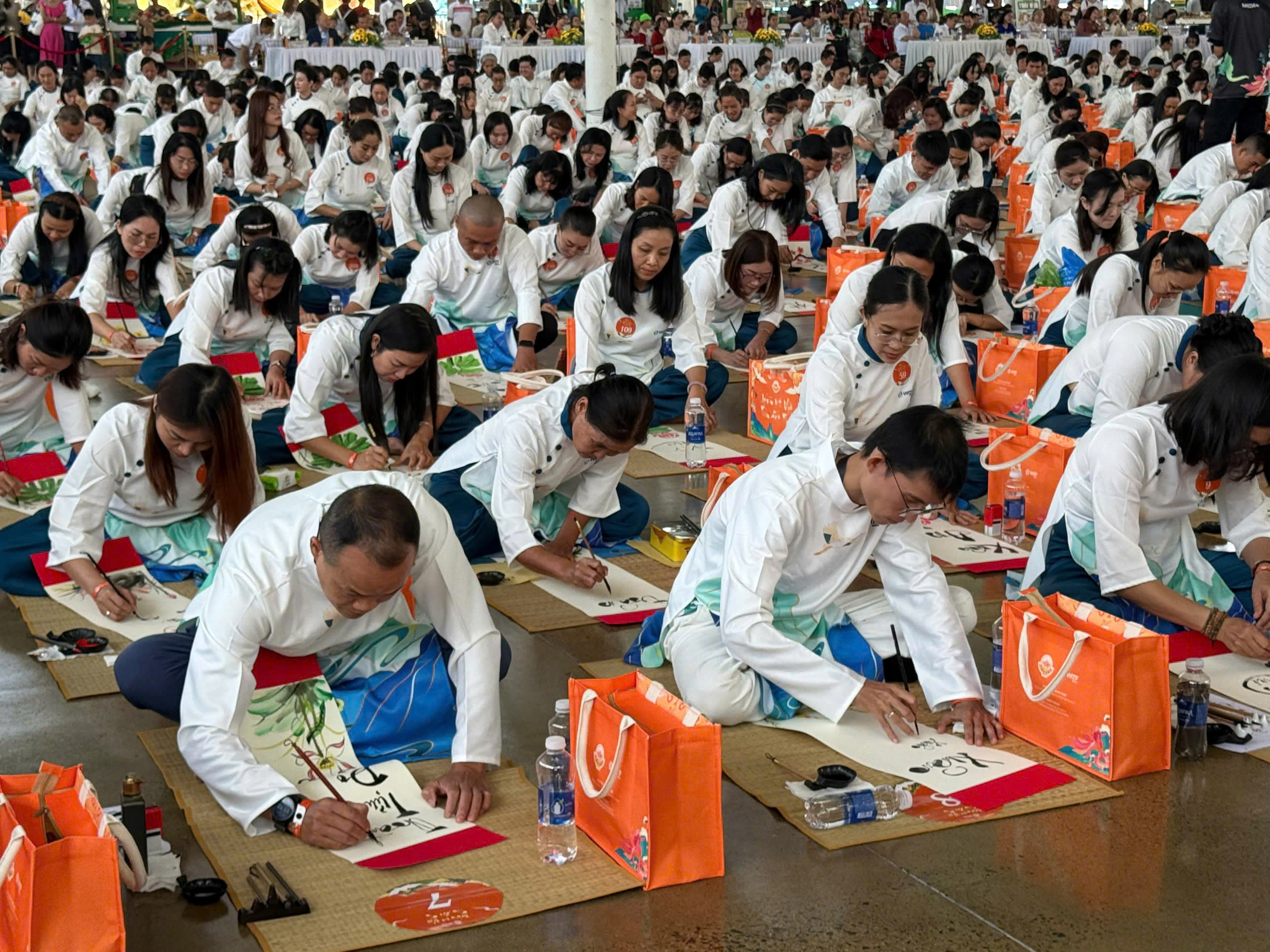 TP. Hồ Chí Minh: Màn đồng diễn nghệ thuật quy tụ hơn 1.000 thư pháp gia