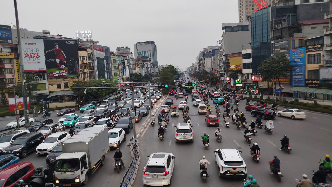 Công an Hà Nội tăng cường lực lượng đảm bảo an toàn giao thông dịp tết Dương lịch