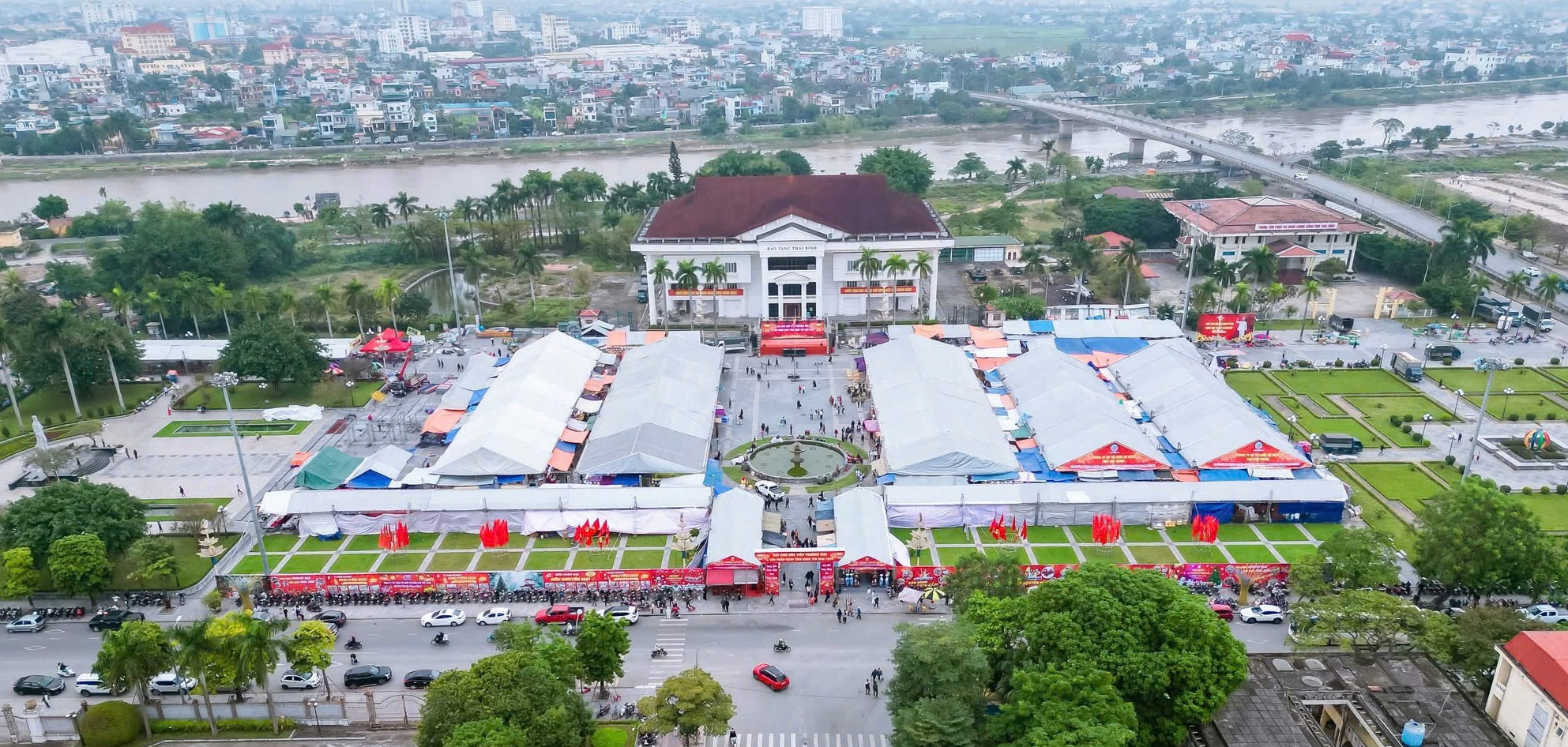 Khai mạc Hội chợ xúc tiến thương mại và sản phẩm OCOP tỉnh Hưng Yên 