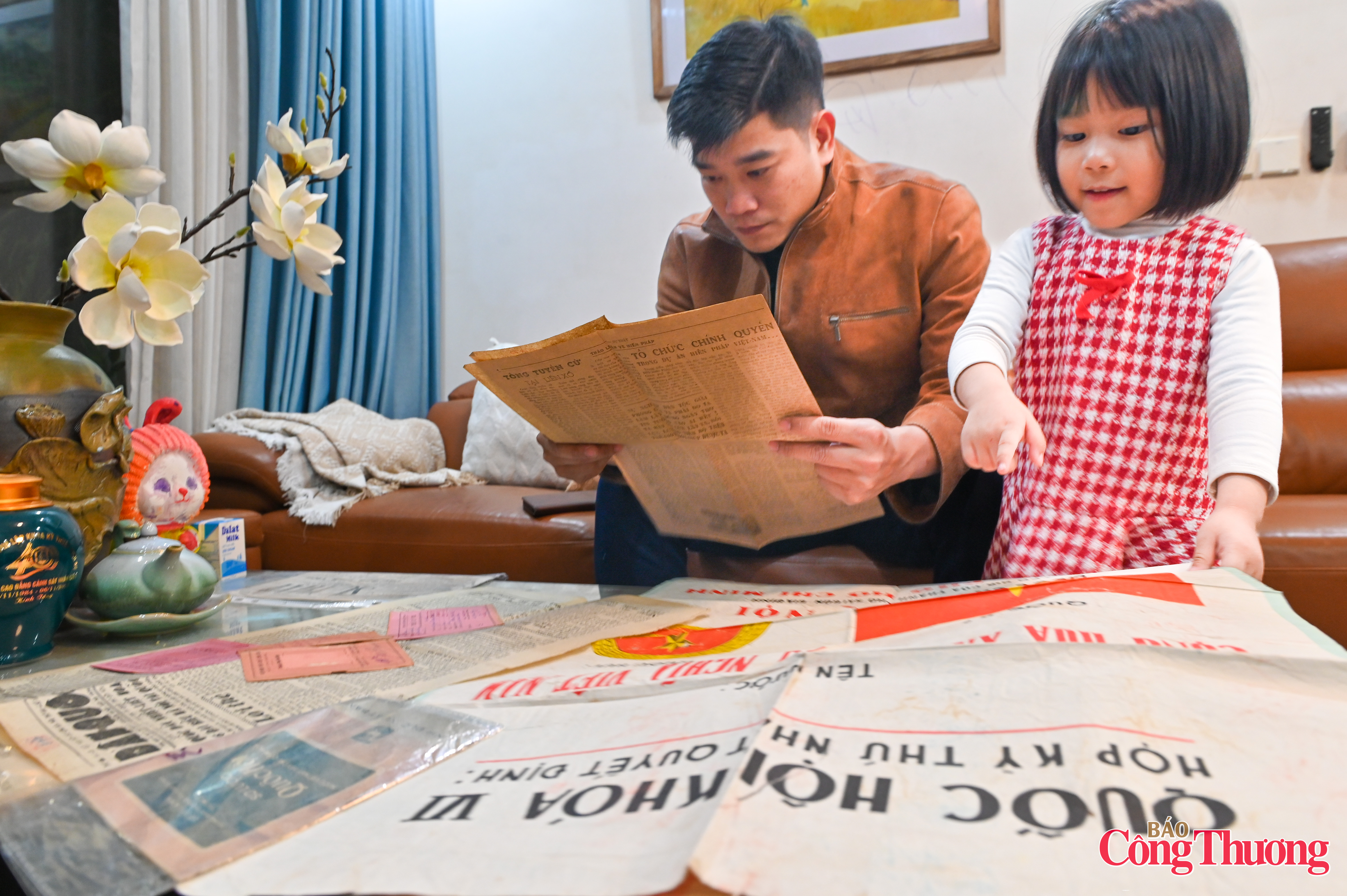 Chàng trai 8X ở Hà Nội giữ ký ức bầu cử  từ những tấm thẻ cử tri