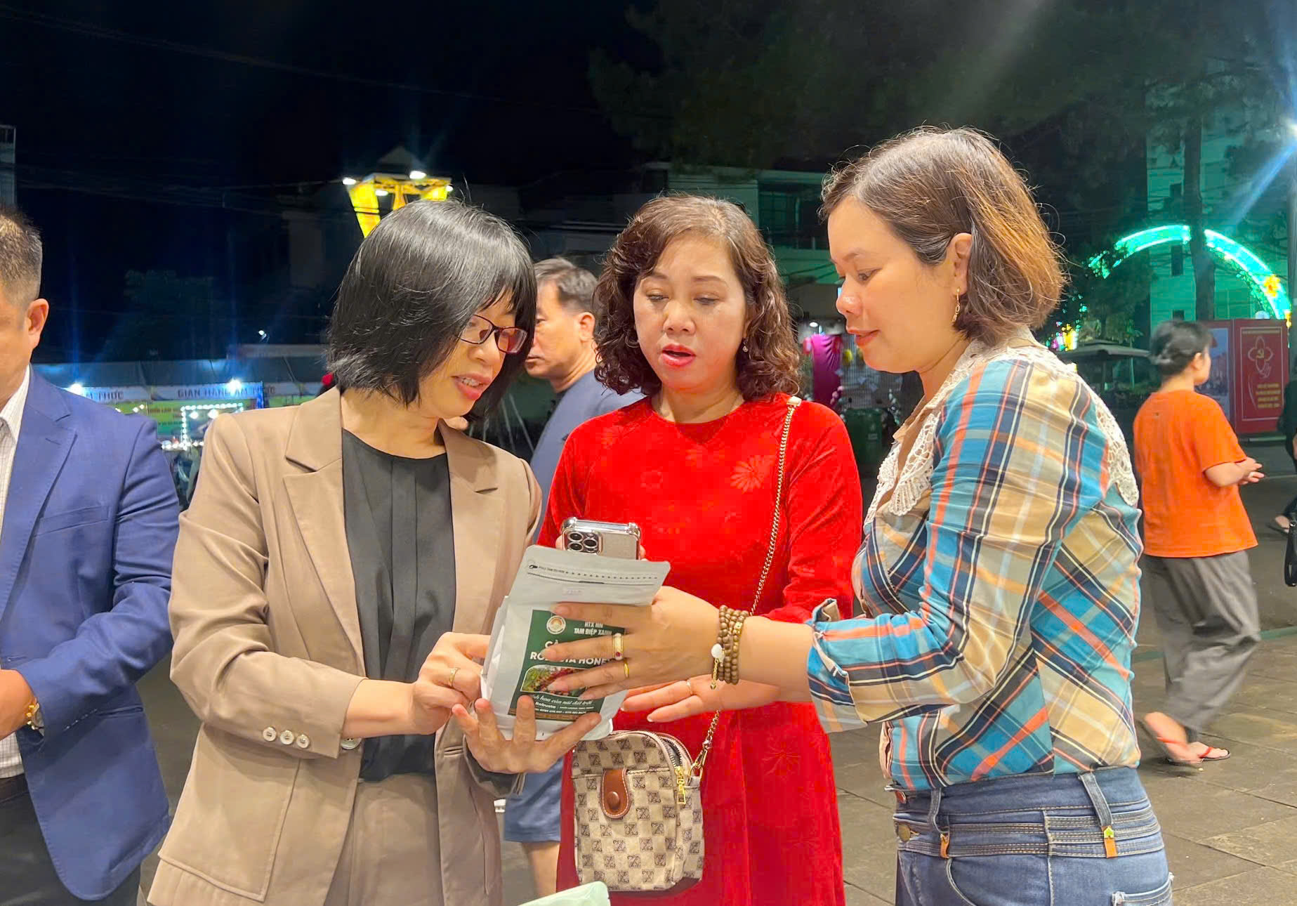 Mô hình thương mại hai chiều mở lối tiêu thụ sản phẩm vùng đồng bào dân tộc 