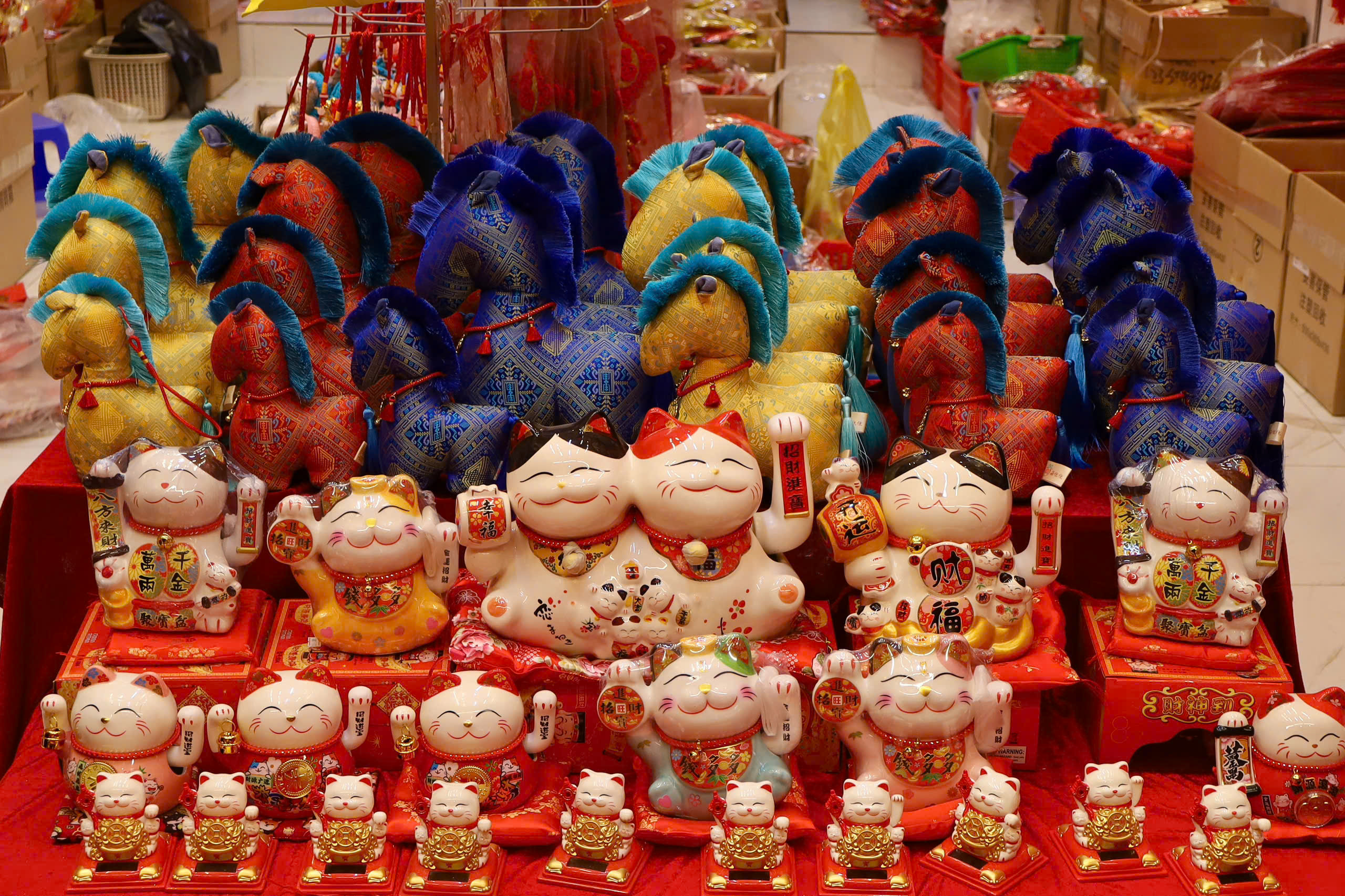 Chùm ảnh: Phố Hàng Mã nhộn nhịp dịp cận Tết