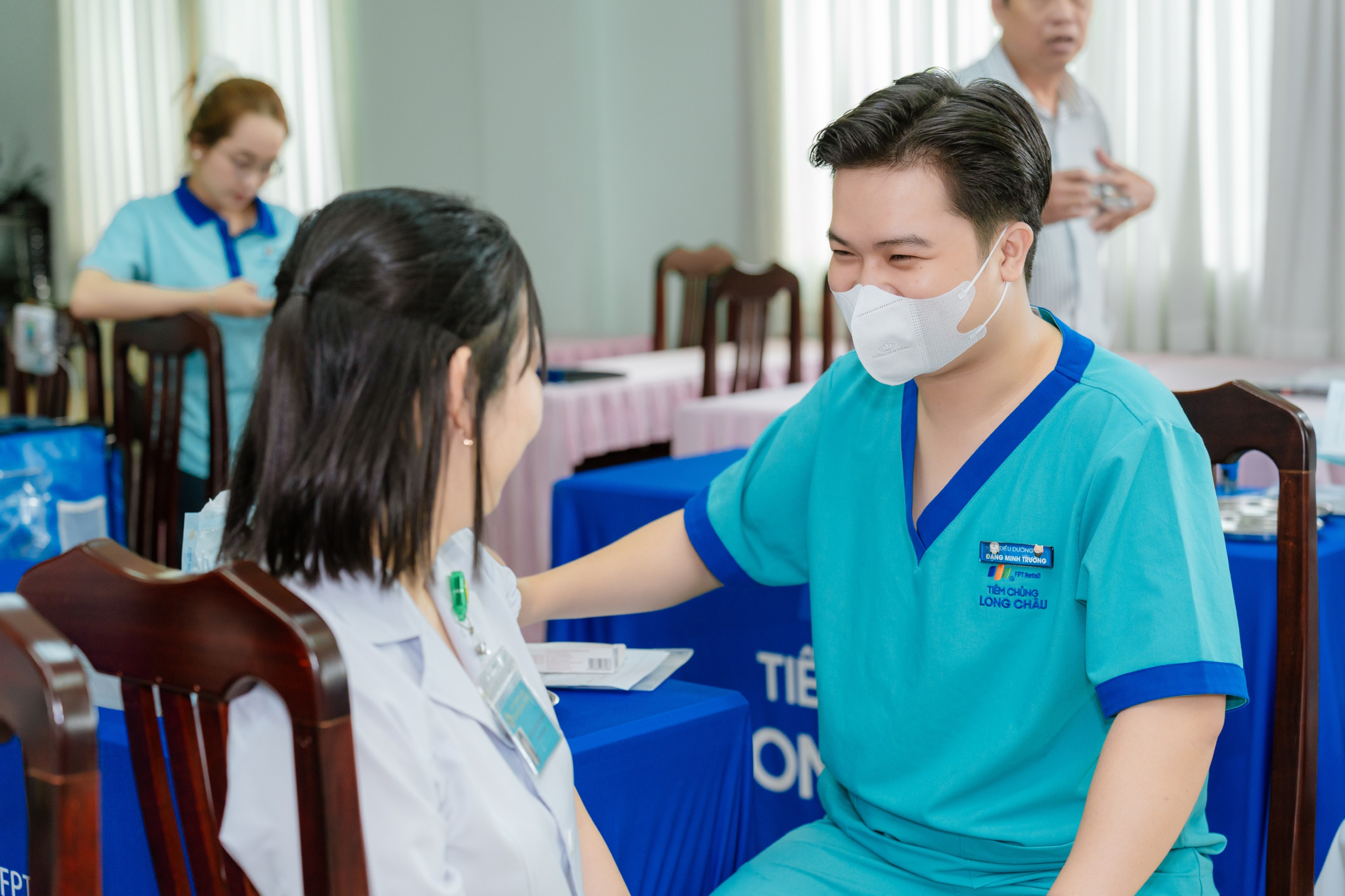 Long Châu tiêm phòng cho cán bộ Bệnh viện Y học cổ truyền Đồng Tháp