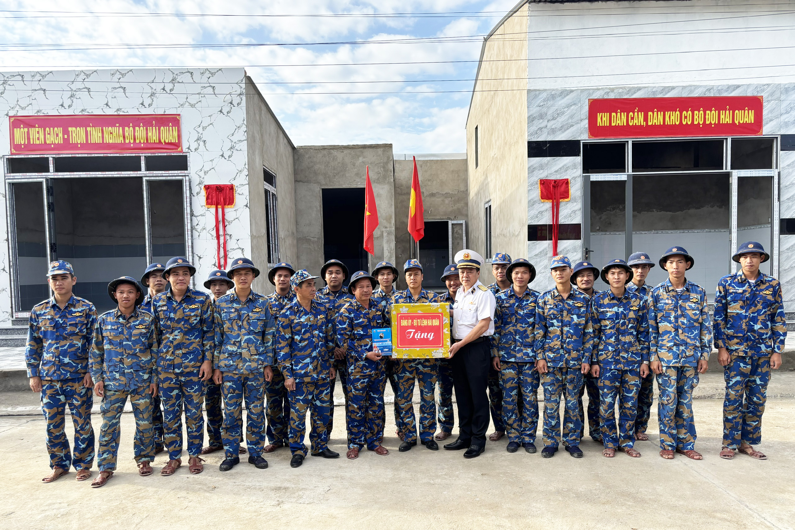 Quân chủng Hải quân bàn giao 11 căn nhà trong 'Chiến dịch Quang Trung'