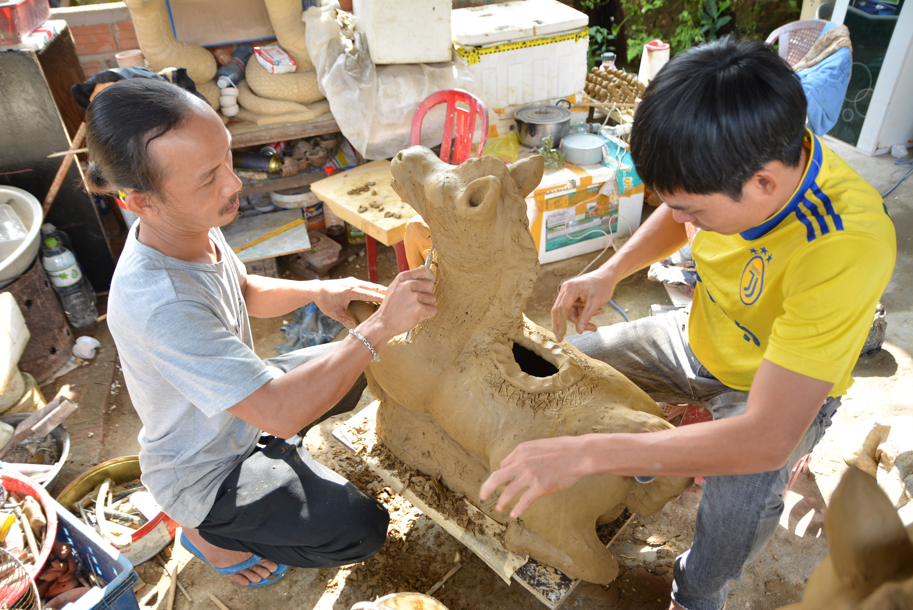 Muôn vẻ linh vật ngựa tại làng gốm Thanh Hà