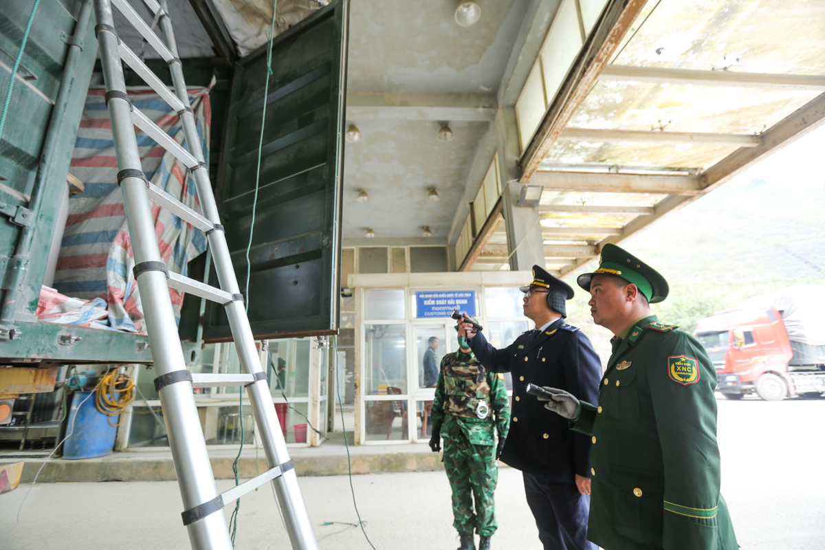 Hà Tĩnh: Nhộn nhịp hàng hóa tại Cửa khẩu Cầu Treo dịp cuối năm