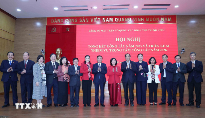 Lấy nhân dân làm trung tâm, chủ thể, mục tiêu và động lực của đổi mới