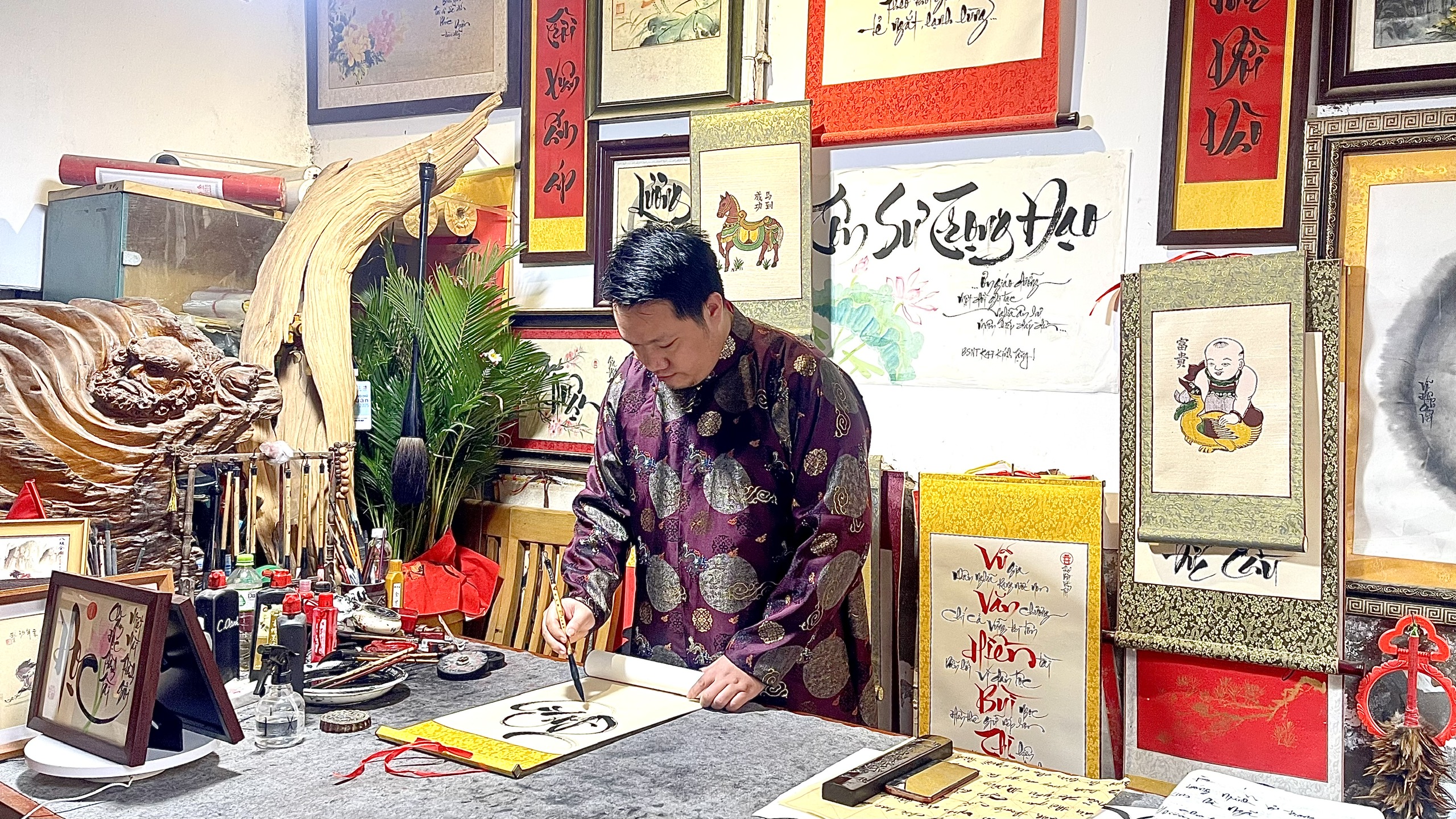 Thư pháp Việt lan tỏa sức sống mãnh liệt giữa dòng chảy hiện đại