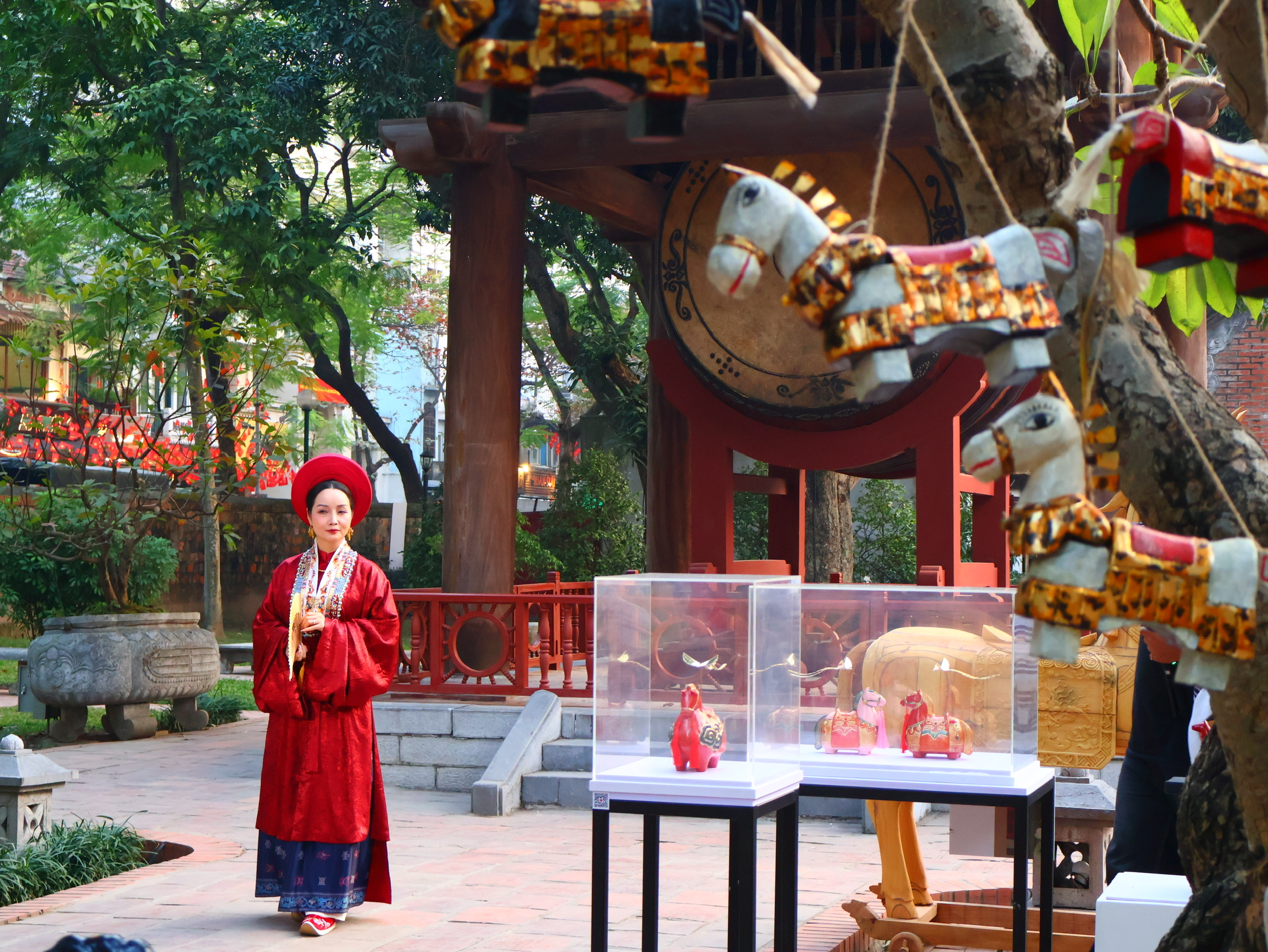 Chiêm ngưỡng ngựa điêu khắc độc bản từ rừng sâu đổ bộ Văn Miếu