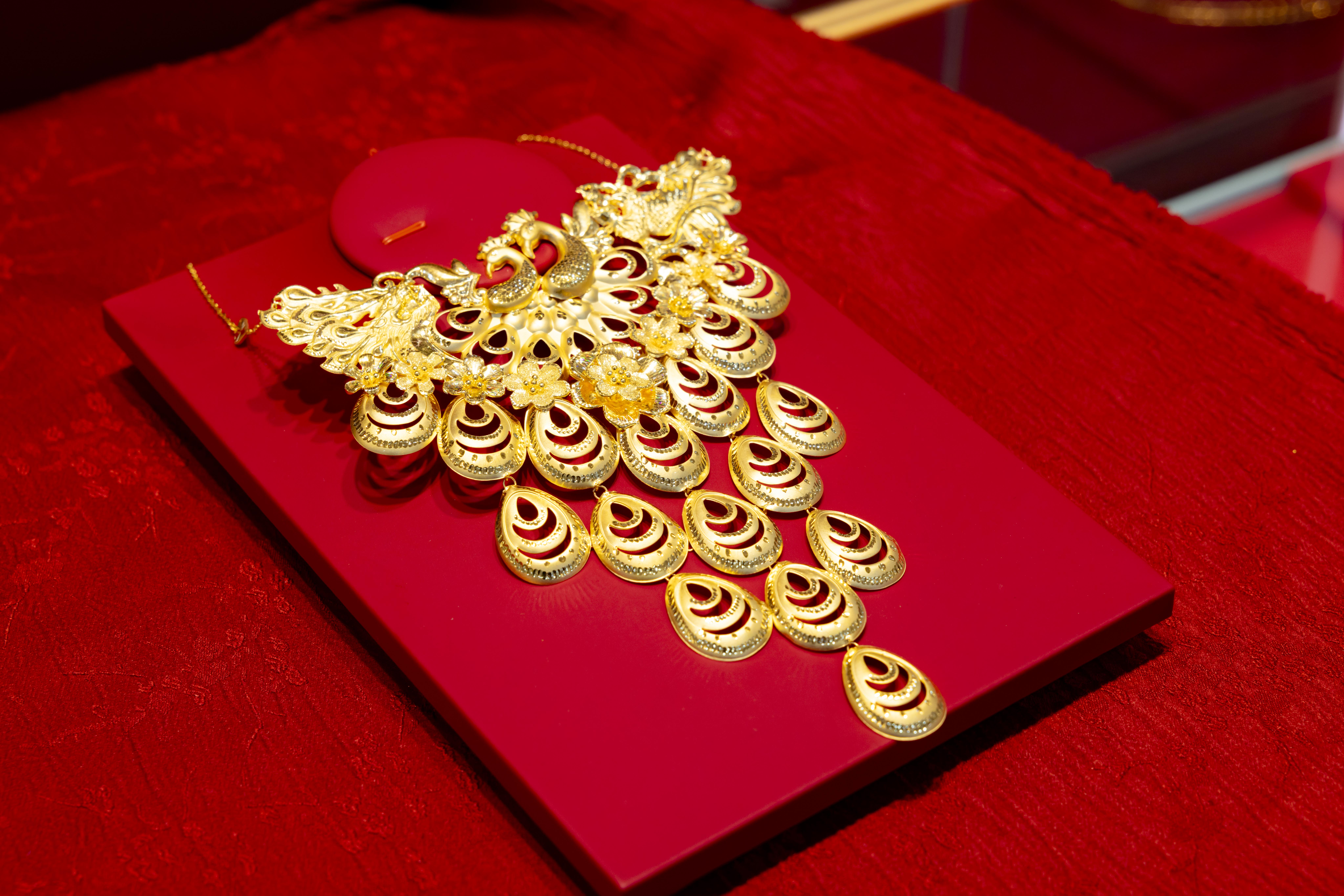 Giá vàng hôm nay 16/01/2026: Rời mốc 163 triệu đồng/lượng