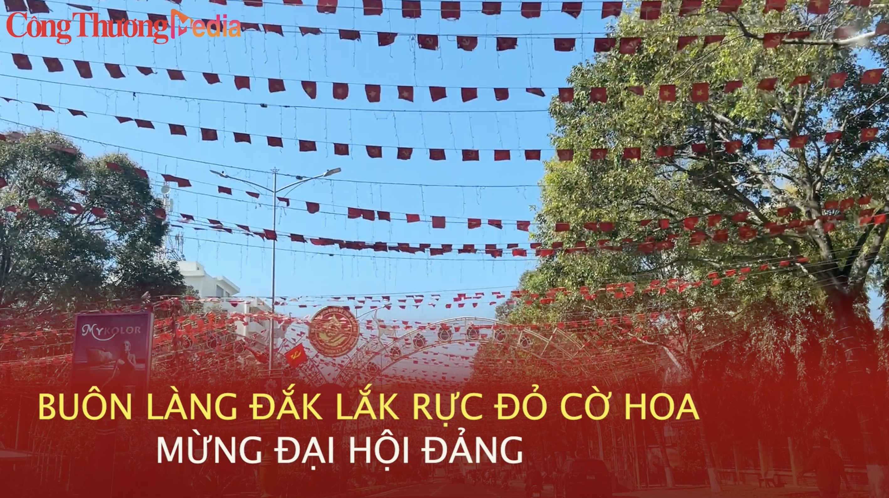 Buôn làng Đắk Lắk rực đỏ cờ hoa mừng Đại hội Đảng