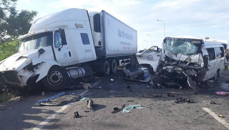 Cảnh sát giao thông cảnh báo hiểm hoạ khi đi gần xe đầu kéo